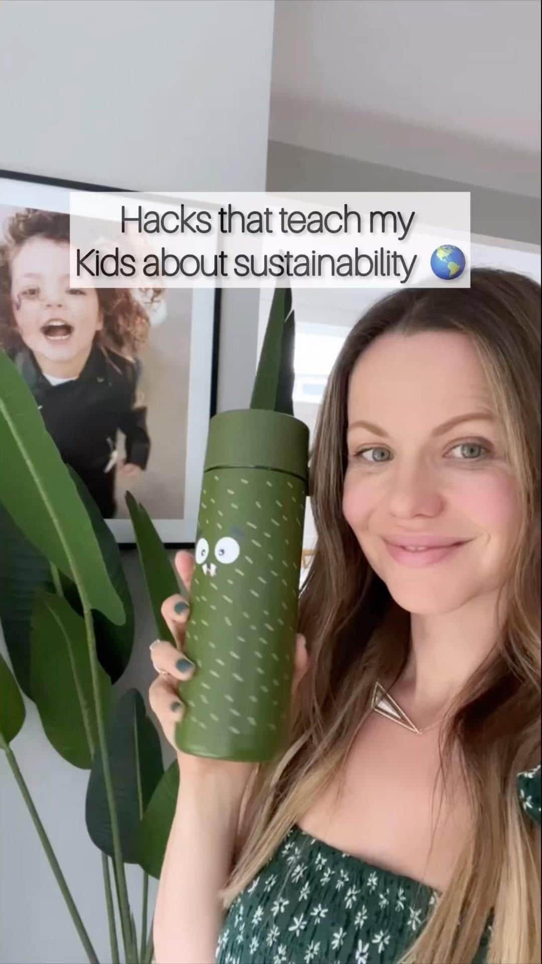 タミン・サーソクのインスタグラム：「Get your kids into sustainability early by trying out these three tips! Saving food scraps to make into something new to eat later, re-using boxes and containers to store kids goodies, and using @frankgreen_official reusable bottles! Frank green’s new kids collection of reusable bottles, franksters, not only help the planet but each frankster has a super power which teaches your kids about sustainability. Franksters keep water cold for hours, are made from extra durable, BPA-free materials and are spill & leak resistant - perfect for little people! Please share any of your tips to teach your kiddos about helping our environment! #frankgreen #ad Is sustainability part of your household?」