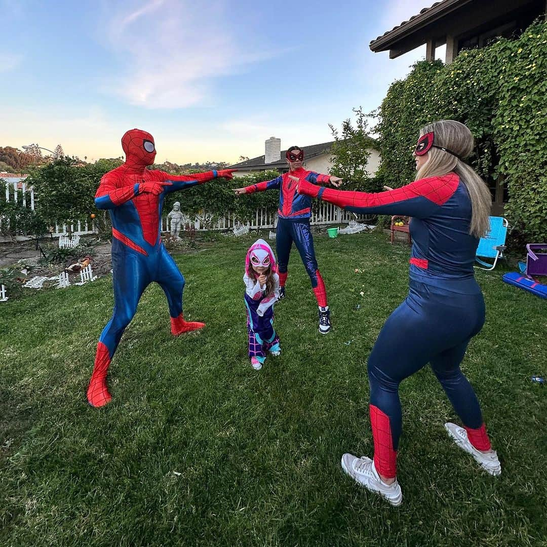 アレックス・モーガンのインスタグラム：「Had to let Ghost Spider have her moment😅 Halloween ‘23 was one for the comic books!」