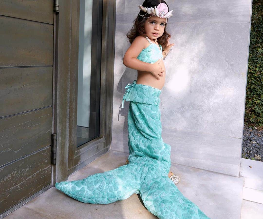 デヴォン・ウィンザーさんのインスタグラム写真 - (デヴォン・ウィンザーInstagram)「My little mermaid cast! 🧜🏼‍♀️」11月2日 6時18分 - devwindsor