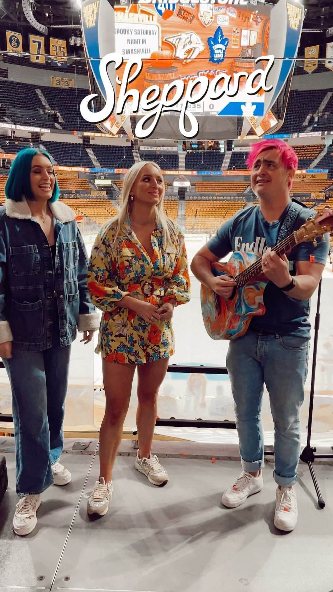 シェパードのインスタグラム：「Singing ‘Hometown’ at @bridgestonearenaofficial in our new hometown Nashville! #nashville #nhl #sheppard #popmusic」