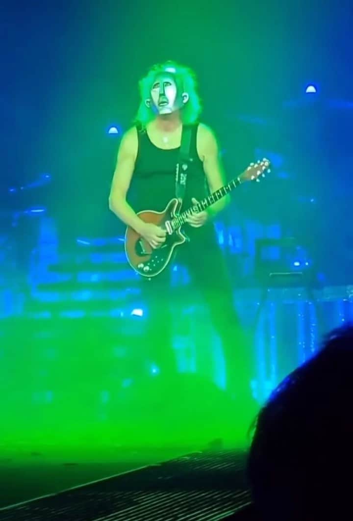 ブライアン・メイのインスタグラム：「My little Halloween gift ! Not without some risk — ha ha ! Happy Halloween and Dia de los Muertos, folks !  Yes, the green spotlights were ordered specially - a kind of one-off Wicked moment !  But take a look at us playing Ogre Battle in 1971 !! Ha ha ! Thanks @sunshineglambert —— and big thanks to @leppardfania for the original clip. (ta Ms Rugg for the heads up)  Rock on !  Bri」