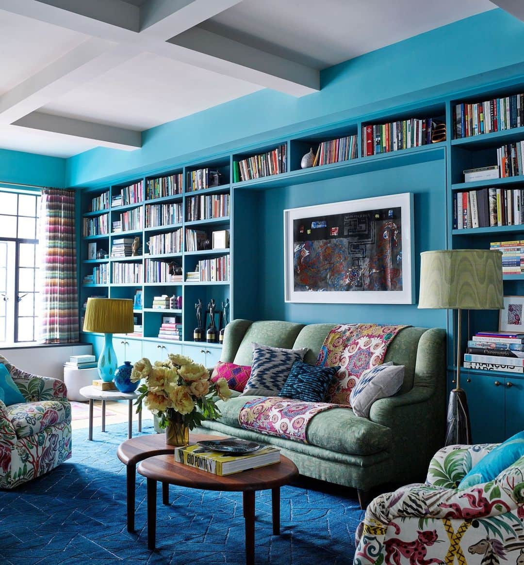 ELLE DECORのインスタグラム：「Before moving to New York, Michael C. Hall (@mchdaily)—the star behind the TV show Dexter—and his wife Morgan spent a stint in the United Kingdom. They had fallen under the spell of English country house decor and wanted to bring a similar approach to their New York apartment. “They loved the casual elegance of British country homes with the florals and patterns,” says interior designer Sara Bengur (@sarabengur), who designed the space. “And like me, they love color.” The library is a result of color experimentation gone right: turquoise walls blend with custom millwork. The walls are painted in Aqua and the millwork in Cotton Blue, both by Ressource Paints.   Click the link in bio for the full tour, as shown exclusively on elledecor.com. Written by @ingridabram. Photographed by @richardpowersphoto. Styled by @anitasarsidi.」
