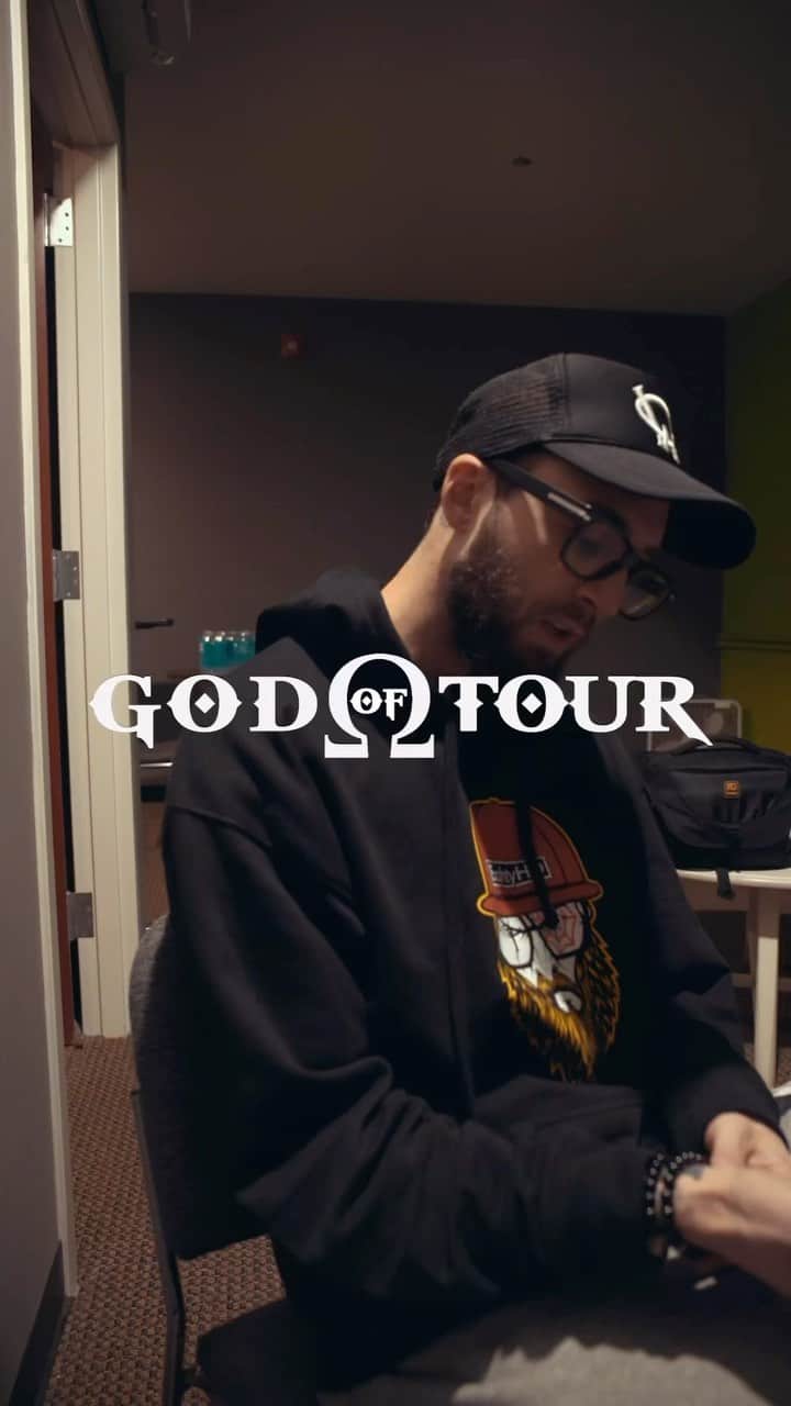 クリス・ウェビーのインスタグラム：「Sioux City and Fargo were wild !!  The Midwest knows how to party, and that energy has been tapping me back into my feral origins. Heavy detox on deck when I get home..  But before that I’ll be in..  TONIGHT : Milwaukee, WI THURS : Des Moines, IA FRI : Lincoln, NE SAT : Chicago SUN : Cleveland (Grand Finale)  TIX : ChrisWebby.com/tour 🎟️🎟️🎟️」