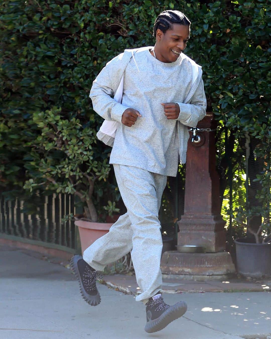GQのインスタグラム：「@asaprocky went for a jog in a mysterious pair of as-yet unidentified sneakers. Are they an unreleased sneaker from the Harlem rapper’s upcoming Puma x F1 line? Or are they from… somewhere else? Read more at the link in bio.」