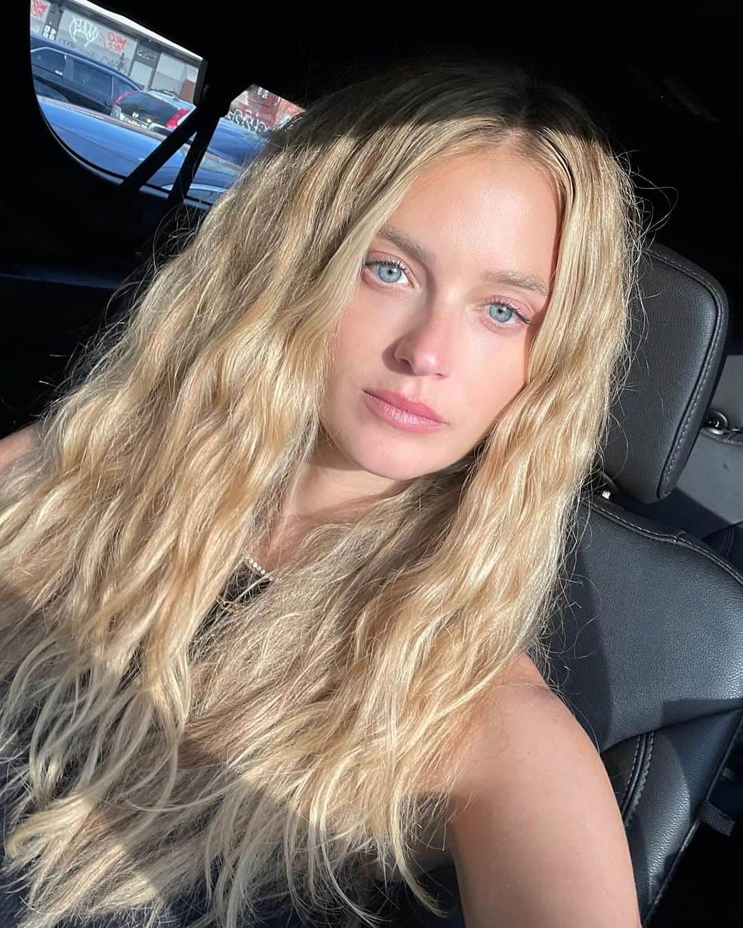 ケイト・ボックのインスタグラム：「A good hair day.  I use @oribe apres beach for shine & definition, @shuuemura essence absolute oil for protection, shine & scent & a whole lot of @nutrafol conditioner.」