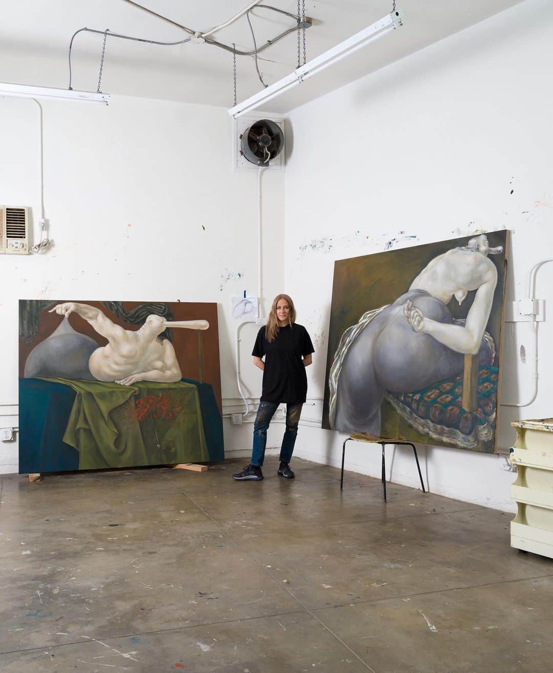 のインスタグラム：「"30 Ghosts," an exhibition of ten new paintings by Louise Bonnet (@louisebonnetstudio), opens on Wednesday, November 8, at Gagosian, 541 West 24th Street, New York.   In the exhibition, Bonnet is concerned with the lives that precede and follow our own—each the center of its own personal universe, like connected chain links—and with ideas of continuity and the future. The works on view in New York also confront the specter of death through structural and emblematic references to seventeenth-century Dutch still-life painting, contrasting the vanitas symbols of flowers, fruit, and rich drapery with the artist’s more familiar bound and bloated human bodies. Follow the link in our bio to learn more.  __________ #LouiseBonnet #Gagosian Louise Bonnet in her studio, Los Angeles, 2023. Artwork © Louise Bonnet. Photo: Jeff McLane (@jefffmclane)」