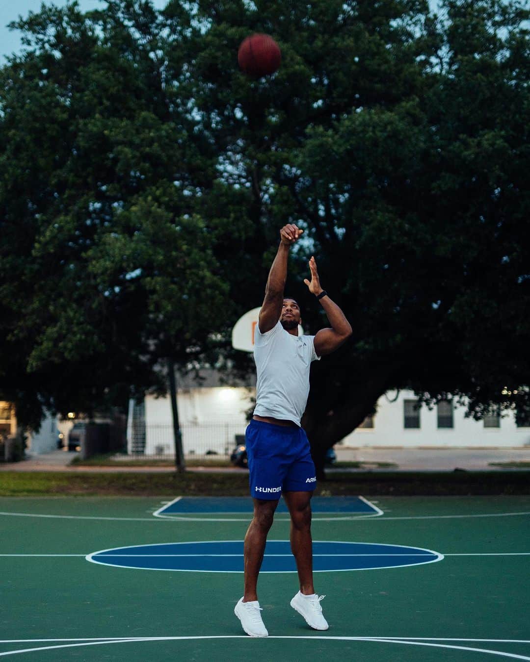 アンソニー・ジョシュアのインスタグラム：「Neighbour hood hoops 🏀」