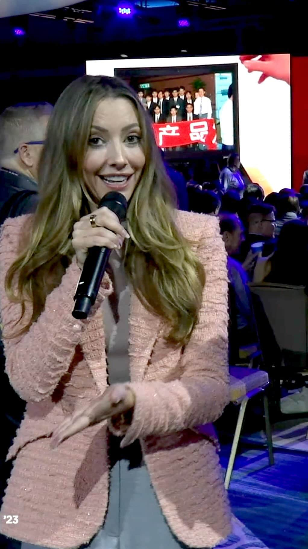 タリン・サザンのインスタグラム：「Which song was composed with AI?   At last week’s @lenovo’s Techworld, I presented two jingles. One jingle I composed/written with AI. The other — by me.   So….which is which? Leave your guess in the comments 🤭  Thanks @kayjayohpcs for playing with me!!  #LenovoTechworld #AImusic #artificialintelligence」