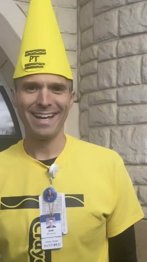 エミリー・スワローのインスタグラム：「After an epic Halloween adventure in Sioux Falls, I have so many people to mention for #thisisthewaywednesday, but for now I’m gonna focus on this non-mellow yellow crayon.  Dan Stevento (aka @thekidscancerpt), who works with kids in the pediatric cancer rehabilitation unit, chose appropriately for his Halloween costume, cause he is a big ol’ ball of brightness. “PT Dan” has dedicated his life to helping kiddos whose bodies have been adversely affected by cancer and harsh cancer treatments.  He helps them with more than just physical skills, though.  Dan brings love, optimism, hope and compassion to every patient and to their families.  I have never seen him without a smile, and I’ve never spent time with him without hearing him go on and on about his admiration for his patients, colleagues and friends.  He walks The Way by habitually putting others before himself, cheerleading people who might not get recognized and, through it all, maintaining humility.  Some might get discouraged by spending so much time around suffering, but Dan sees God’s blessings even in the dark moments, and he is a blessing to others.  PT Dan was part of an undercover mission to bring a certain hammer-wielding blacksmith to visit kids for Halloween…I’ll share more about that later, but out of respect for our #sagaftra colleagues who are working hard to gain a fair contract, we’ll have to wait 😉  Thank you, PT Dan.  And thank you to your wonderful, selfless wife @melissasteventon and your kiddos, who are learning to walk The Way because of their parents (I mean…they actually SHARED their hard won Halloween candy with me!!! What the what??)  #thisistheway #happyhalloween #forthefoundlings #givekidsavoice #crayola #mellowyellow #pediatriccancer #crushcancer #pediatriccancerawareness #voicesagainstcancer #physicaltherapist #sagaftrastrong」