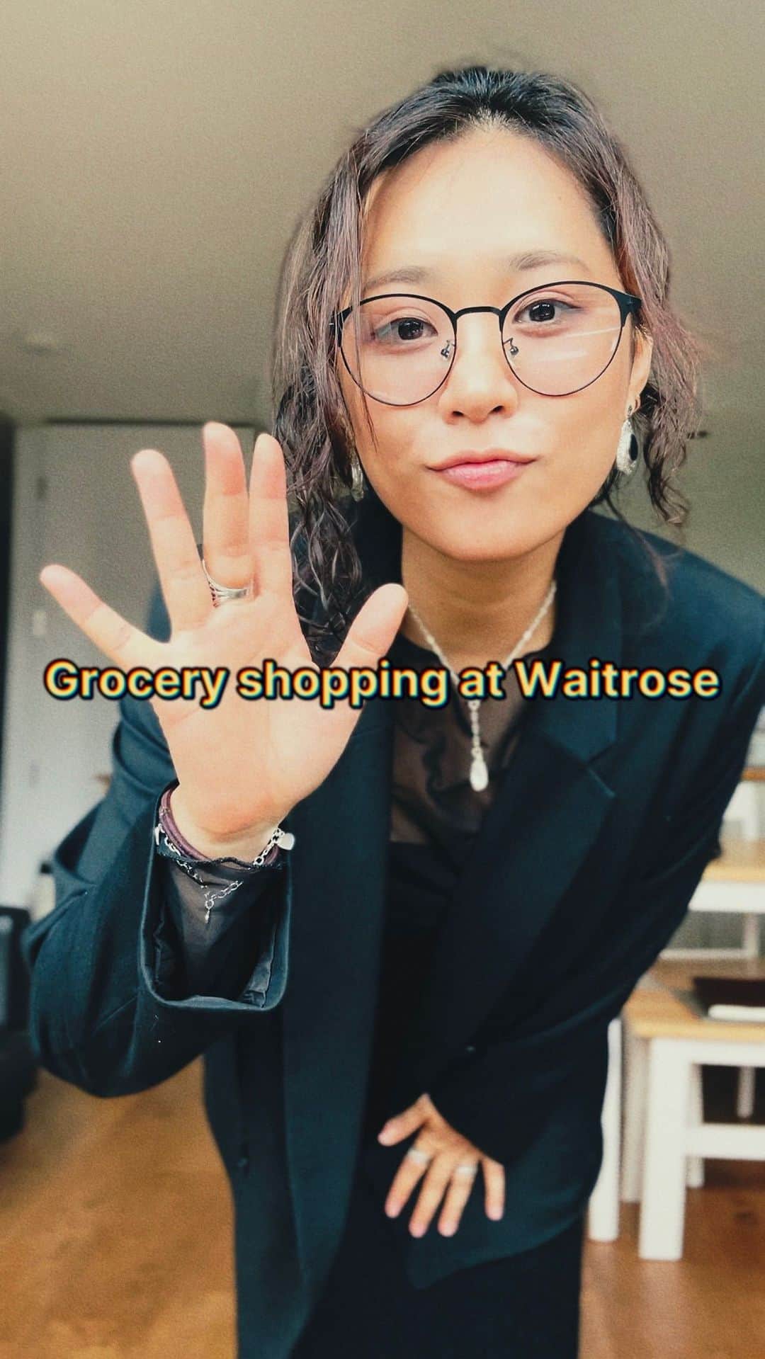 二宮愛のインスタグラム：「今、1ポンド何円よ？ロンドンで買い出し。Waitroseは高いから、コンビニ的な感覚。 ________________ #ロンドン #イギリス #一人暮らし #ロンドン生活 #イギリス生活 #物価高騰　#嫌になっちゃう  それでも使う #waitrose だって #近いから #コンビニ #スーパー #節約術 あるんだろうけど、それより #利便性」