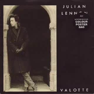 中村松江さんのインスタグラム写真 - (中村松江Instagram)「今日の一曲はJulian Lennonで『Valotte』です✨ アルバム「Valotte」に収録。 ジュリアン・レノンが1984年にリリースしたデビューアルバムからのタイトル曲です✨ 彼の容姿を見た時に父親のジョン・レノンそっくりで衝撃的でした😄 (№1518) #歌舞伎 #中村松江 #julianlennon #valotte」11月2日 6時57分 - matsue_nakamuraofficial