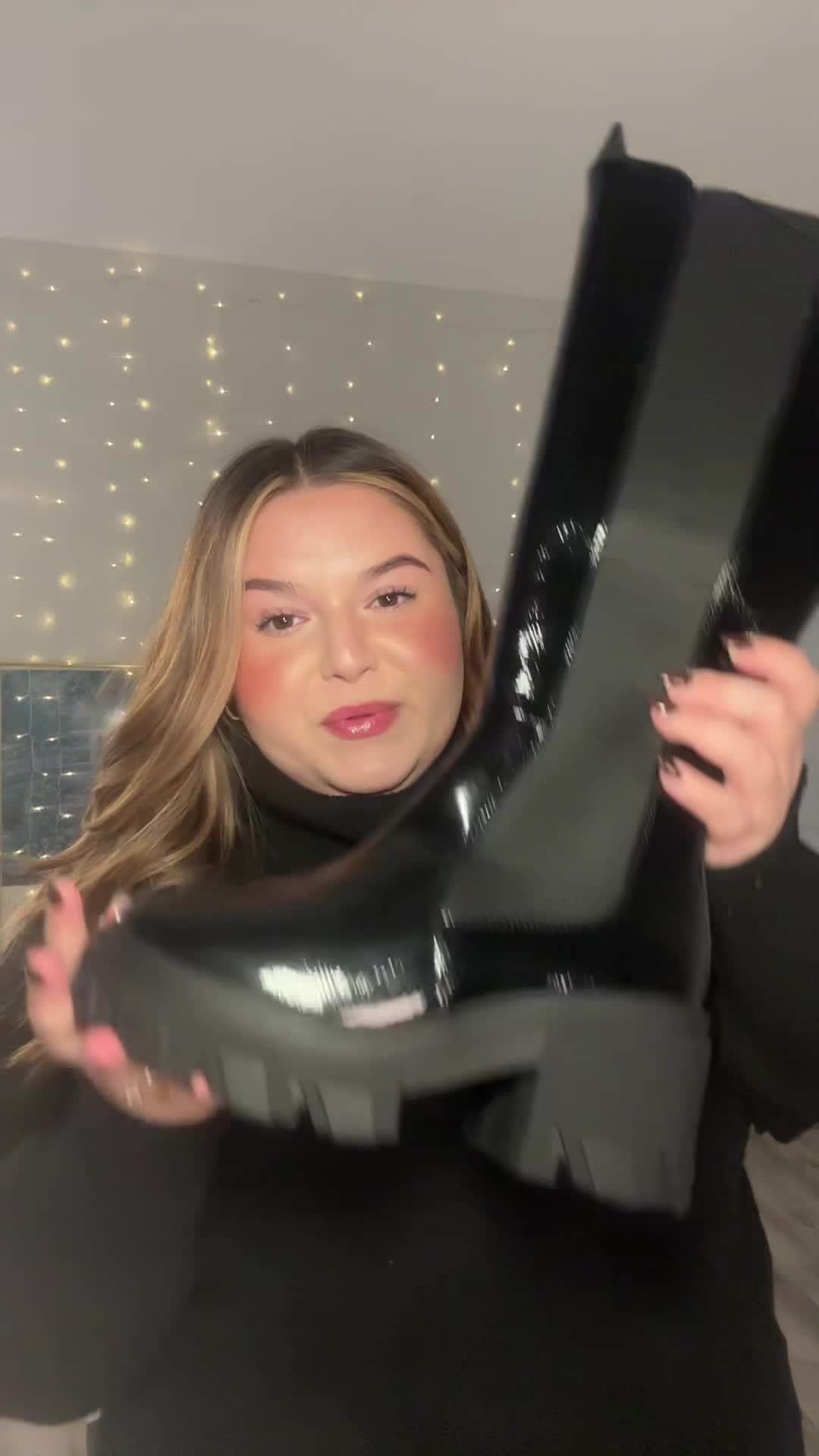 のインスタグラム：「The boots of the season with @anastasiamalhotra 👢✨」