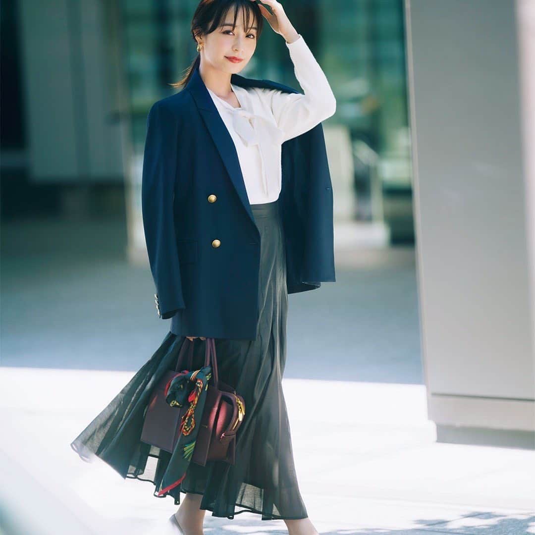 のインスタグラム：「11月2日《毎日レディコーデ》 このコーデにときめいたら💐をください✨  取引先との打ち合わせは、グレーのシアースカートが優しげなきちんと配色コーデでどこから見ても好印象！  アイテムの詳細はこちら💡  スカート¥10,890 #NATURALBEAUTYBASIC　 ジャケット¥19,800 #リランドチュール  ニット¥16,500 #レッセパッセ  イヤリング¥7,700 #アビステ  バッグ ¥17,900 #CHARLES&KEITH  スカーフ ¥14,300 #マニプリ パンプス ¥19,250 #ダイアナ  ☑️みんなのレディコーデ みなさんの今日のコーデを #みんなのレディコーデ をつけて投稿してください💫 素敵なコーデは、美人百花webサイト「美人百花.com」に掲載させていただきます。  #美人百花 #毎日レディコーデ #アラサーコーデ #フェミニンコーデ #美人百花コーデ #フェミニン好きと繋がりたい  #宇垣美里　#通勤コーデ」