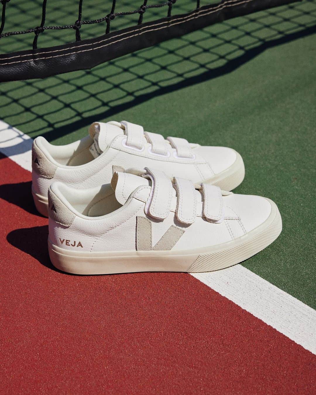 STYLERUNNERのインスタグラム：「A daily staple in your sneaker rotation. Tap to shop the Veja Recife Chromefree 🤍」