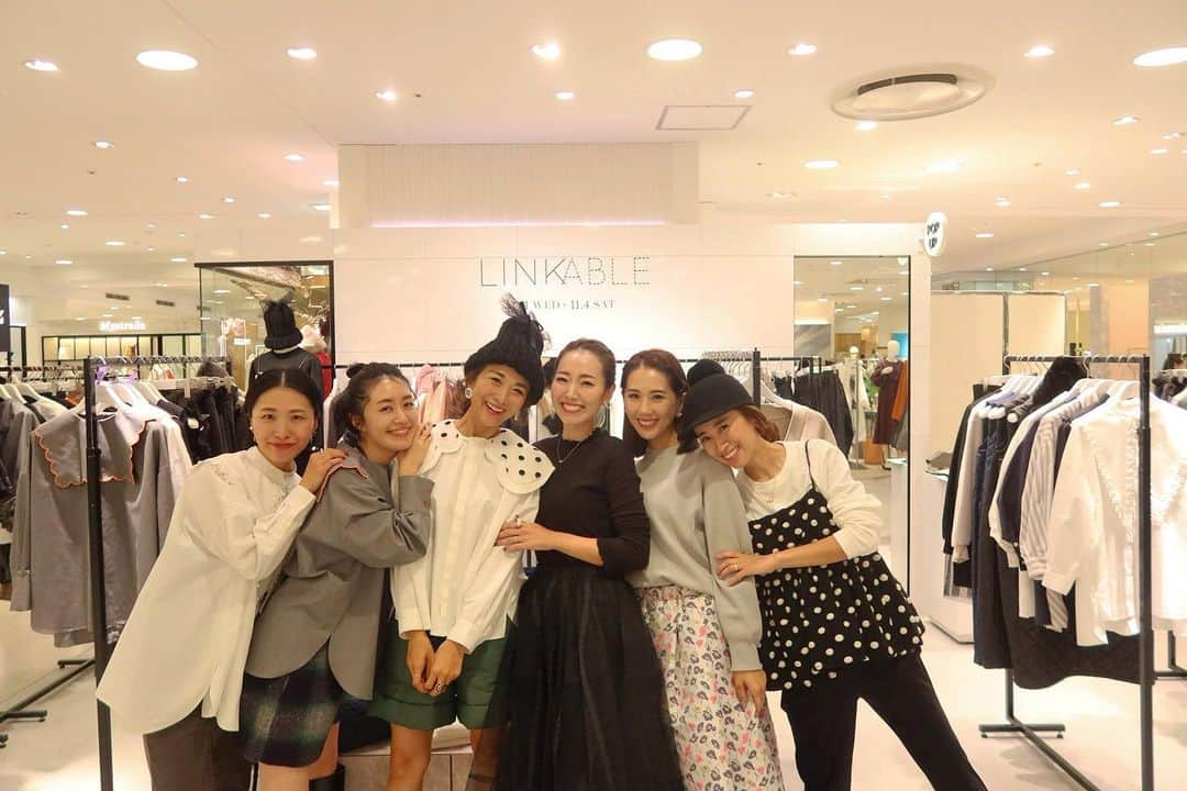 Mai Wakimizuのインスタグラム：「昨日から始まった名古屋タカシマヤpopup shop.まず1番に。お越し下さったお客様、本当に有難うございました！初めての名古屋ということで実は私、めちゃくちゃめちゃくちゃプレッシャー感じておりました。いつものことながらお客様が誰一人来ないという夢ももちろん見ました。笑 真加にはずっと不安な気持ちを伝えていて、それでも彼女は大丈夫！と自信をもっていたのにそんな彼女のことも最終巻き添えに不安にさせたりなんかして。笑  でもね、名古屋の人は温かった（；＿；）openの10:00とともに続々とお客様が集まり、ものの5分でフロアを満員にしてくださったんです。本当に？夢じゃない？今までの色んな想いが込み上げて感激してしまい、泣いてる場合じゃないのに涙が止まらなくて、やばいあかん！と我慢しようとすればするほど溢れて来て、それを見た真加ももちろん泣いていて(笑)2人して朝イチからご迷惑おかけしました。笑  そんな胸いっぱいのopenから始まり、1日を通して本当に沢山の方にご来店頂きました！名古屋の方、優しすぎ温かすぎ。皆様の笑顔にお言葉に救われ、パワー頂きました！ まだ1日目？と疑うほどの充実感と気持ちの良い疲労感で(笑)、昨夜はコテンと眠りにつきお礼が遅れましたが、改めて、おはようございます♡笑 残り3日、今日もまた素敵な出会いがありますように♡スタッフ総出でお待ちしております＼(^o^)／ ----------------------------- 日時:2023年11月1日(水)〜4日(土) 10:00〜20:00 場所:ジェイアール名古屋高島屋 5階イベントスポット 25000円以上のお買い上げでノベルティをプレゼント致します。 ------------------------------ #linkable#名古屋」