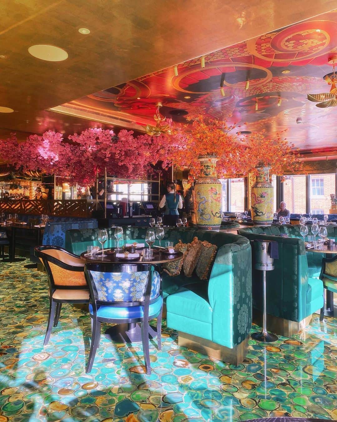 LIKARANAIさんのインスタグラム写真 - (LIKARANAIInstagram)「The Ivy Asia 🌸 We had an amazing SAKE lunch with @theivyasia yesterday 🍶🍱 I was so excited to try some of the new offerings on the menu and they did not disappoint.  We tried the Sake Sensations Menu, It’s a fantastic experience menu paired with three glasses of sake, that really bring out the flavours!  𓏊 AKASHI-TAIJUNMAI GINJO SPARKLING SAKE Starters: Beef tataki, yellowtail, cucumber & takins maki roll, seared salmon nigiri, prawn tempura, pork & kimchi dumplings   𓏊 TOKUBETSU JUNMA Mains: Black cod miso, salt & pepper beef, broccoli w/ steamed rice  𓏊 SHIRAUME GINJO UMESHU Red Dragon Dessert: Soft serve ice cream, cinnamon sugared doughnuts w/ chocolate sauce, mango & raspberry  They were all incredible but this sugared doughnuts was heavenly! I can’t go to The Ivy Asia and not have the dessert platter 🤤 The starters were delicious, and the Black cod miso was my fave dish, it was sublime!  Definitely a restaurant to book for a special occasion/ birthdays if you just want to treat yourself! Great quality food with exceptional service. Go check out @theivyasia   *ᴘʀ ɪɴᴠɪᴛᴇ  #TheIvyAsia #TheIvyAsiaGuildford #SakeSensations   。 。 。 。 。 。  #guildford #surrey #londonfoodscene #food #sake #londonfoodspots #londonfoodgram #japanesecuisine #london #visitlondon #londontravel #explorelondon #discoverlondon #england #uk #londoncitylife #beautifulengland #likeforlikes #shoutout #girlstravel #コメント返し  #写真好きな人と繋がりたい #おはようございます」11月2日 7時03分 - likaran