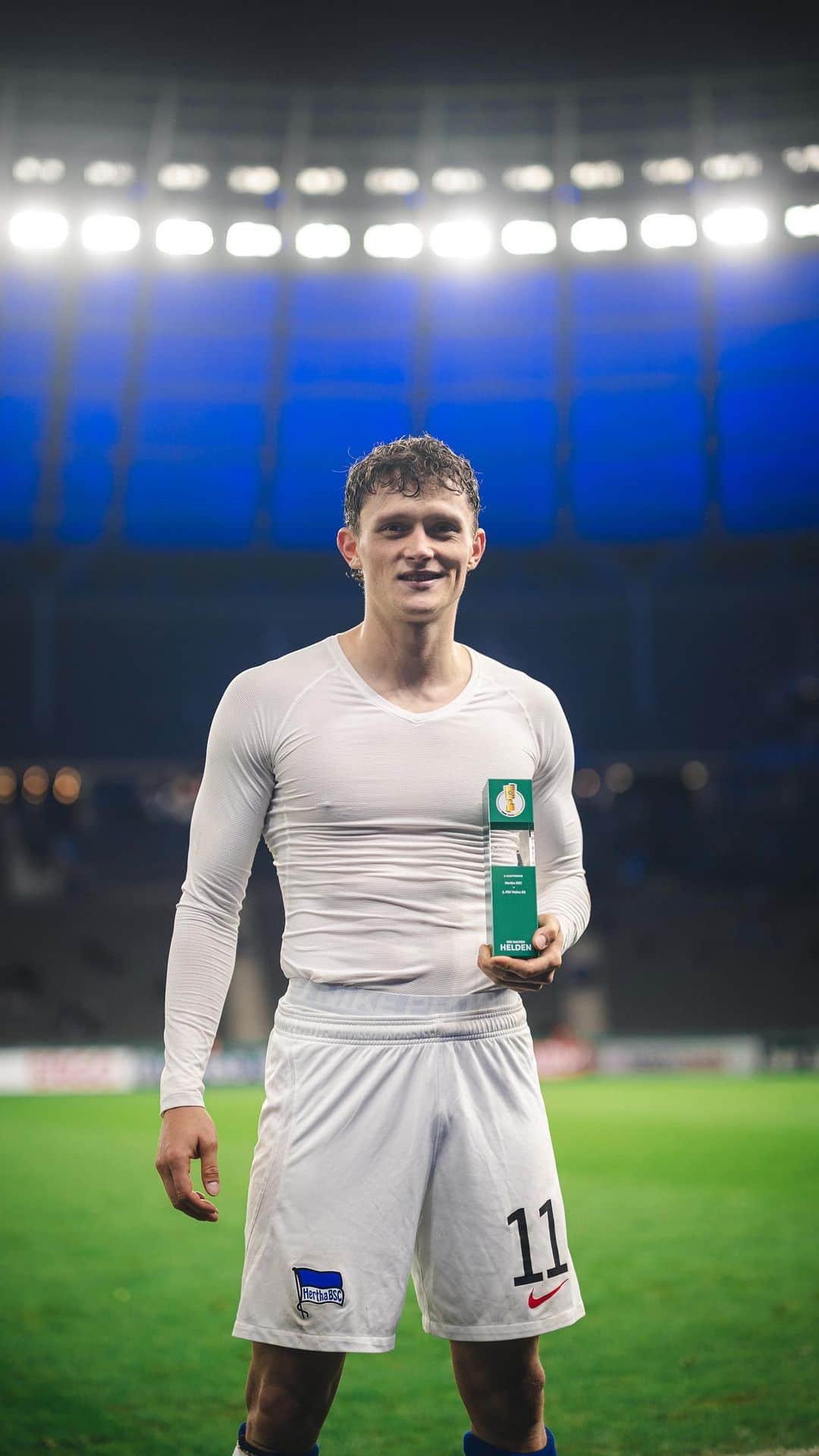 ヘルタ・ベルリンのインスタグラム：「Mit euch ins Achtelfinale! 💙🤍  #HaHoHe」