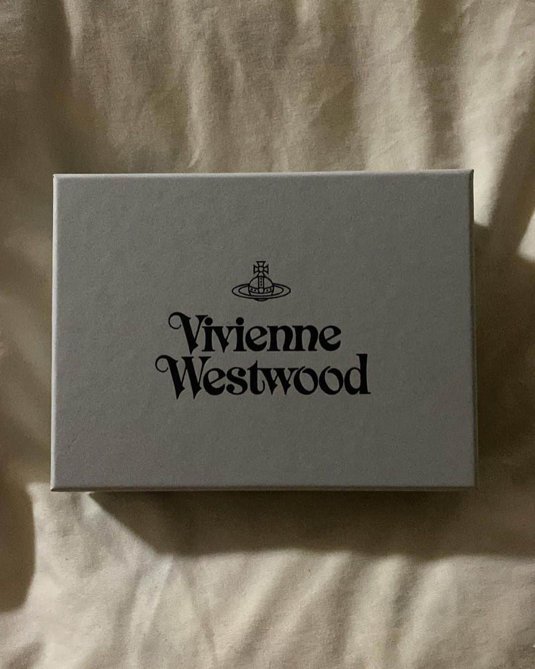 大段結愛のインスタグラム：「かわいいー(T^T)🖤🖤🖤 ⁡ ⁡ #Vivienne Westwood #axia #Wallet #black #🖤 キャプションを入力…」