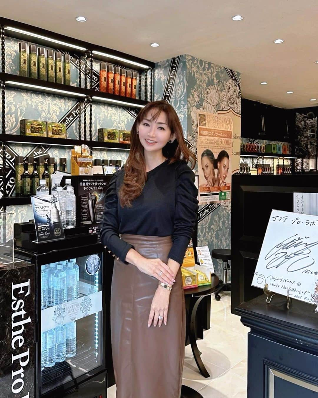 長谷川夕希子のインスタグラム：「Yukii美容ログ✨ 究極の肌再生💆‍♀️  古今東西美肌情報にアンテナ📡張ってる私☺️✨  美容商材のパイオニア エステプロラボ  ＠estheprolabo_official の新宿店 @estheprolabo_shinjuku にて 幹細胞エクソソームトリートメントサロンで 施術受けてきました🥰✨✨✨  再生生医療クリニック 「グランプロクリニック銀座」美容皮膚科医師の岩本麻奈理事長監修の 最高品質の幹細胞培養上清液等を使用し近赤外線機器「グロッティ プロ」で行う先進トリートメント✨  スカルプ(頭皮) フェイシャル 小顔 の3つのメニューがあって、それぞれ違う薬剤を使ってトリートメントしていただけます💗☺️💗  私は、フェイシャルトリートメントをオーダー✨  エクソソームや成長因子「HGF」などの有用成分を角質層の奥深くまで届けてくれました✨💆‍♀️✨  施術後は、自分でもビックリするぐらいノーメイクなのにお肌が明るくてハリツヤ感ハンパない🥰 そして、キュッと引き締まったフェイスラインに大満足🤩  次の日のお肌も、今日はお化粧しないで素肌を誰かに見せたいぐらいの若見え肌に🥹💗嬉し〜😘  この、幹細胞エクソソームトリートメントが施術体験できるのが　 @exo_marunouchi @estheprolabo_shinjuku @estheprolabo_shinsaibashi @estheprolabo_umeda @estheprolabo_hakata @estheprolabo_okinawa  初回は3000円で体験できるみたいだから、 うる艶美肌になってきてね😊♪  エステプロラボの @mireihirayama さん ご案内ありがとうございました😌  #pr #エステプロラボ　 #エクソソーム　 #エクソソームトリートメント　 #エクソソーム点滴　 #グロッティ　 #エクソソームトリートメントサロン #大人美容 #最新美容  #美肌効果  #美容家 #肌再生  #小顔エステ  #小顔効果  #スカルプケア  #美魔女 #アラフォー美容 #アラフィフ美容」