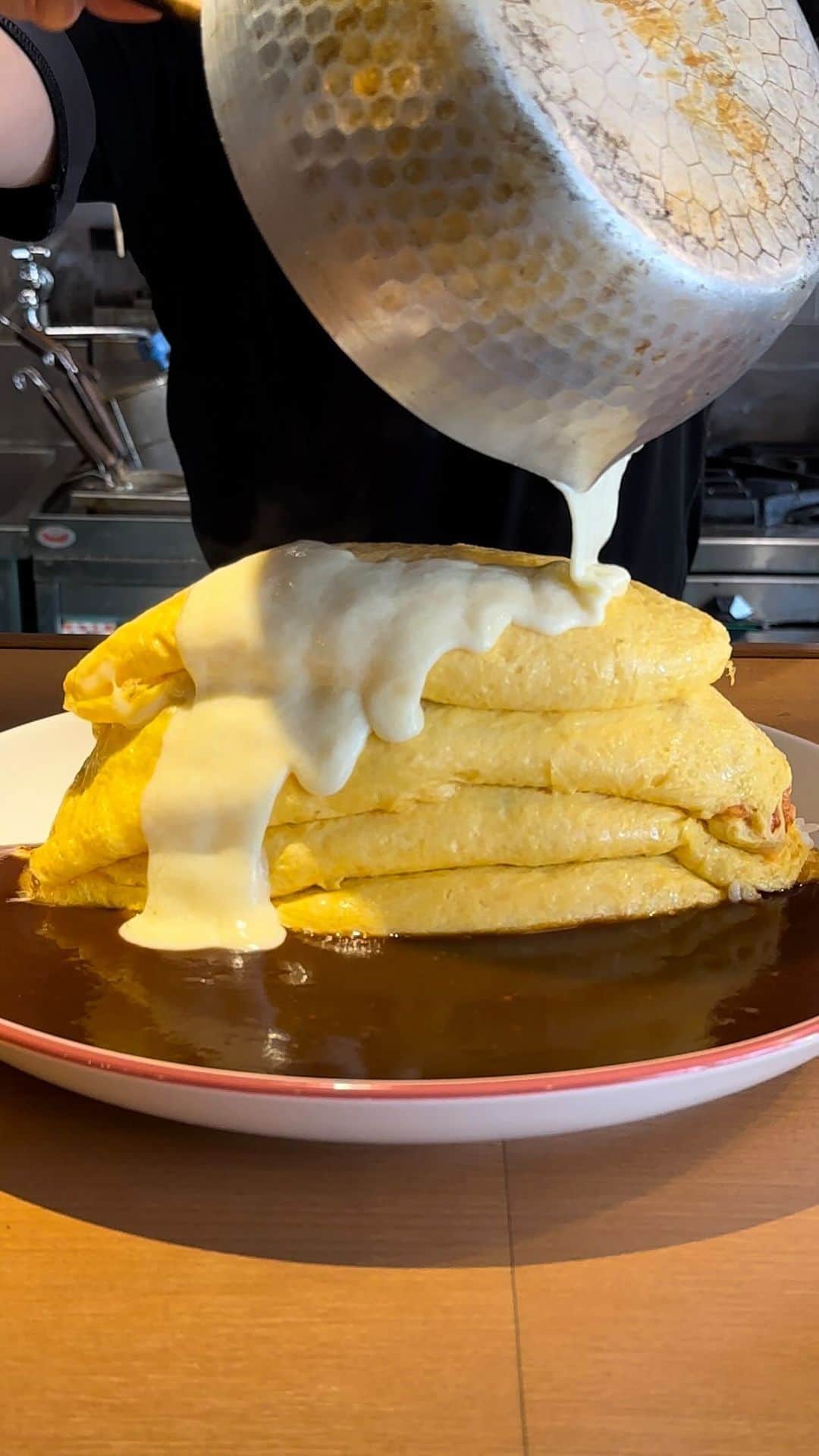 のインスタグラム：「‥  @yukicolifecom 🥚🥚🥚🥚  ＼メニュー豊富な料理店／※イタリアンです ミルフィーユオムライス🍽️  上から 1. チーズオムレツ 2. シーフードピラフ海老 3. チキンライス 4. ナポリタン（焼きそば｜ナポリタン｜チャーハン）  3段ミルフィーユオムライス 2700𝑦𝑒𝑛 1段＋980𝑦𝑒𝑛 流れる滝の追いチーズ＋300𝑦𝑒𝑛  追加の1段は中身が選べるシステム ミルフィーユは全部で5段まで可能🍳  こちらはシェアタイプなので 3人でシェアして食べました🙌🏻  店主さんのサービスが良過ぎて 最高に楽しい時間が過ごせました🤍 ※ランチの混雑時に店主さんのサービスは付いてきません⚠️  味もめちゃくちゃ美味しいんです😋 クセ強メニューもあるし 外観も店内もおしゃれなので 是非行ってみてくださいねっ🚩 保存必須です🫶🏻🫶🏻🫶🏻🫶🏻🫶🏻🫶🏻      @yukicolifecom  ——————————————————— 創作料理アランチャ　@arancia.en  名古屋市西区那古野２丁目１０−１０  #ミルフィーユオムライス #名古屋グルメ  #名古屋ランチ #オムライス」