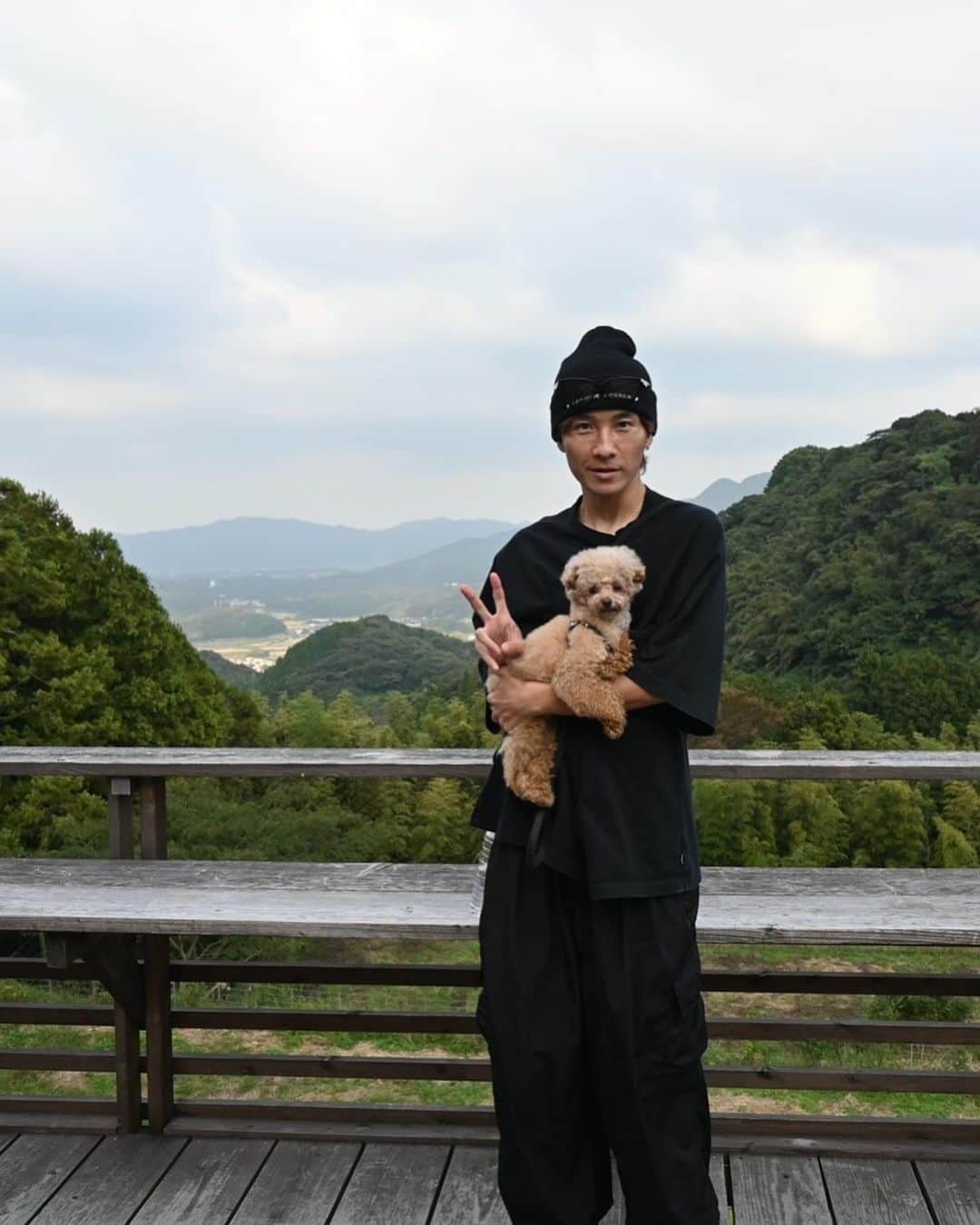 山岸祐也さんのインスタグラム写真 - (山岸祐也Instagram)「. レオ6歳の誕生日おめでとう！！ ３枚目のレオ激かわすぎない？？ 癒されるくない？？ 帰ったら @takechan0404  のおごりで 誕生日会しないと🎁 1番高い料理いっぱい食べまくろ！！  #トイプードル」11月2日 7時23分 - yuuuuuuya0829