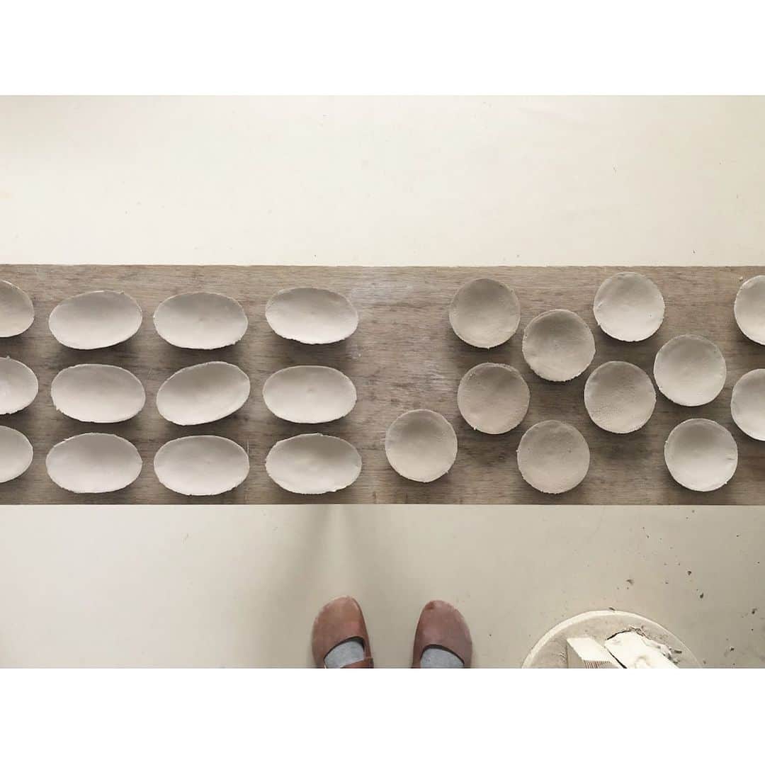 井山三希子のインスタグラム：「・ 凹型と凸型作業の繰り返し 久しぶりの豆皿」