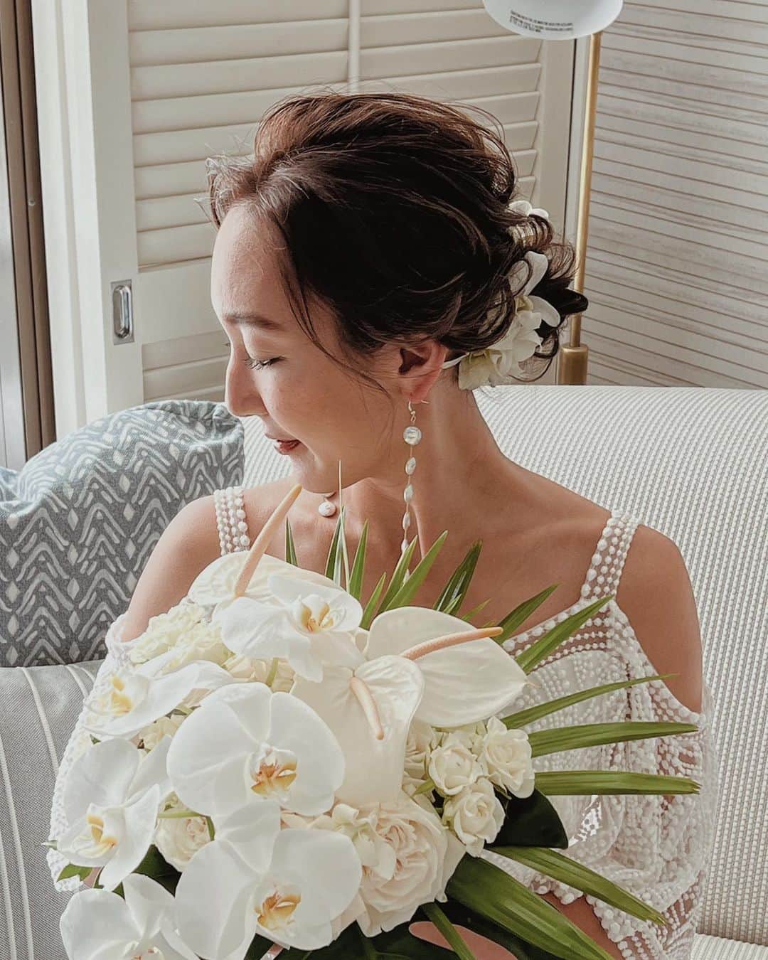 Yukari Ogayaのインスタグラム：「: Ceremony updo with white flowers 🤍 .  ハレクラニの ガーデンコートヤード挙式。 品格のあるホテルでハワイらしく緑に囲まれた中で行われます🍃 かっちりし過ぎず、崩し過ぎずのアップスタイルに🌱🍃  . Hair& makeup by @yukariogaya  . . . .  #2023 #thisisyukaristyle #hawaiiwedding  #destinationwedding  #bridehair  #bridalmakeup  #weddinghairstyles  #updospecialist  #ハワイウェディング #海外ウェディング #花嫁ヘア  #花嫁ヘアメイク  #海外花嫁 #ヘアアレンジ  #ハワイヘアメイク」