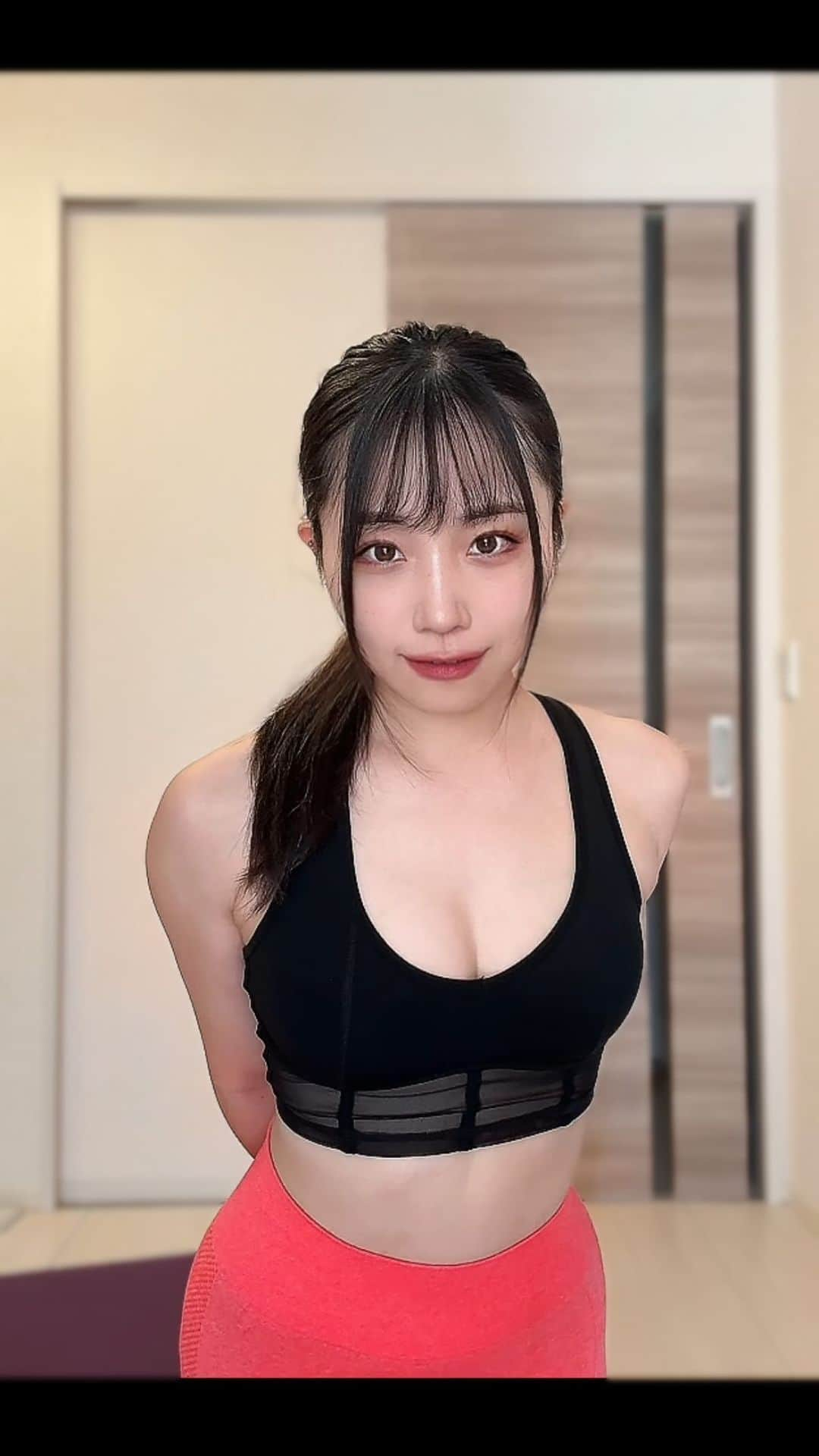 葉山もえみのインスタグラム：「昔から夏と冬では体重が２キロ程変わります💦 旅行でたくさん食べたのもあってだいぶむっちりになったので、重量アップのチャンスと思ってトレーニング頑張ります😉🔥🔥🔥  *:..｡o○☆ﾟ･:,｡*:..｡o○☆*:ﾟ･:,｡*:..｡o○☆ﾟ･:,｡  パーソナルトレーニング新規受付中🧡 まずは体験にお越しください😉 トレーニングのご依頼はDM💌で❣️  *:..｡o○☆ﾟ･:,｡*:..｡o○☆*:ﾟ･:,｡*:..｡o○☆   #トレ女 #筋トレ女子 #マッスル #トレーナー #ボディメイク #muscle #女性パーソナルトレーナー #葉山もえみ　 #フィットネス #東京パーソナルトレーナー #musclegirl #Muscletraining #광배근　#운동하는여자　#피트니스　#헬스　#重訓　#오운완　 #눈바디　 #오운쉼 #gymgirl  #フィットネスモデル　#むっちりボディ #ふわふわ系女子 #ギャップ萌え　#SHEIN  #japanesegirl」