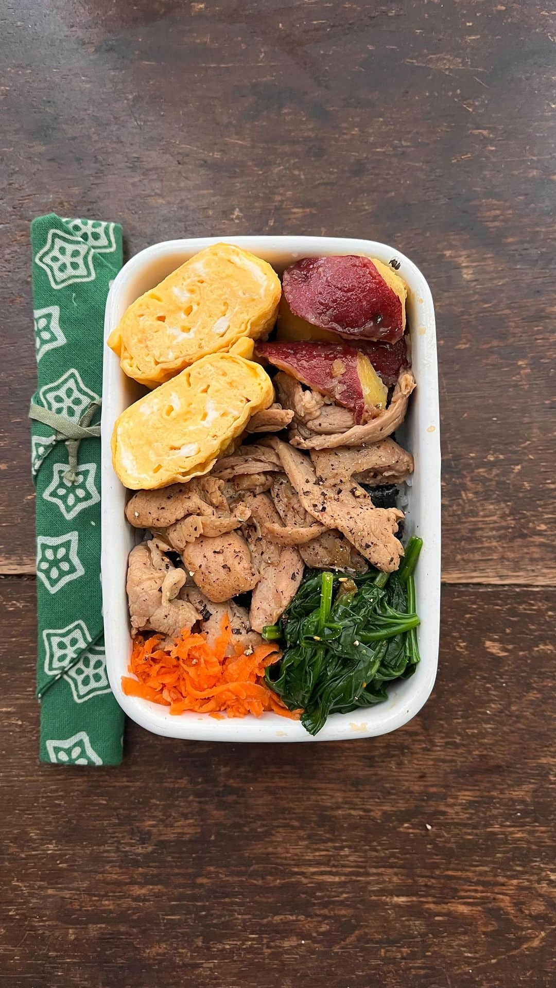 Rocoのインスタグラム：「11.02 いつもの息子弁当作り  #roco弁#お弁当#obento#bento#大学生弁当#野田琺瑯#常備菜#作り置き#日常#台所#rocoの台所」