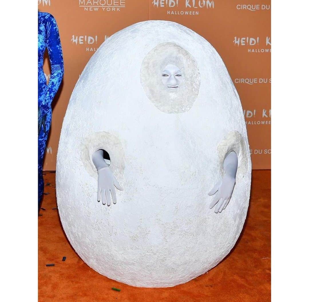 BarkBoxさんのインスタグラム写真 - (BarkBoxInstagram)「We are honored that @tomkaulitz dressed up as our Super Chewer dino egg and graced the iconic Heidi Klum Halloween party carpet last night 🫶🎃 we're truly touched 🥹」11月2日 7時40分 - barkbox