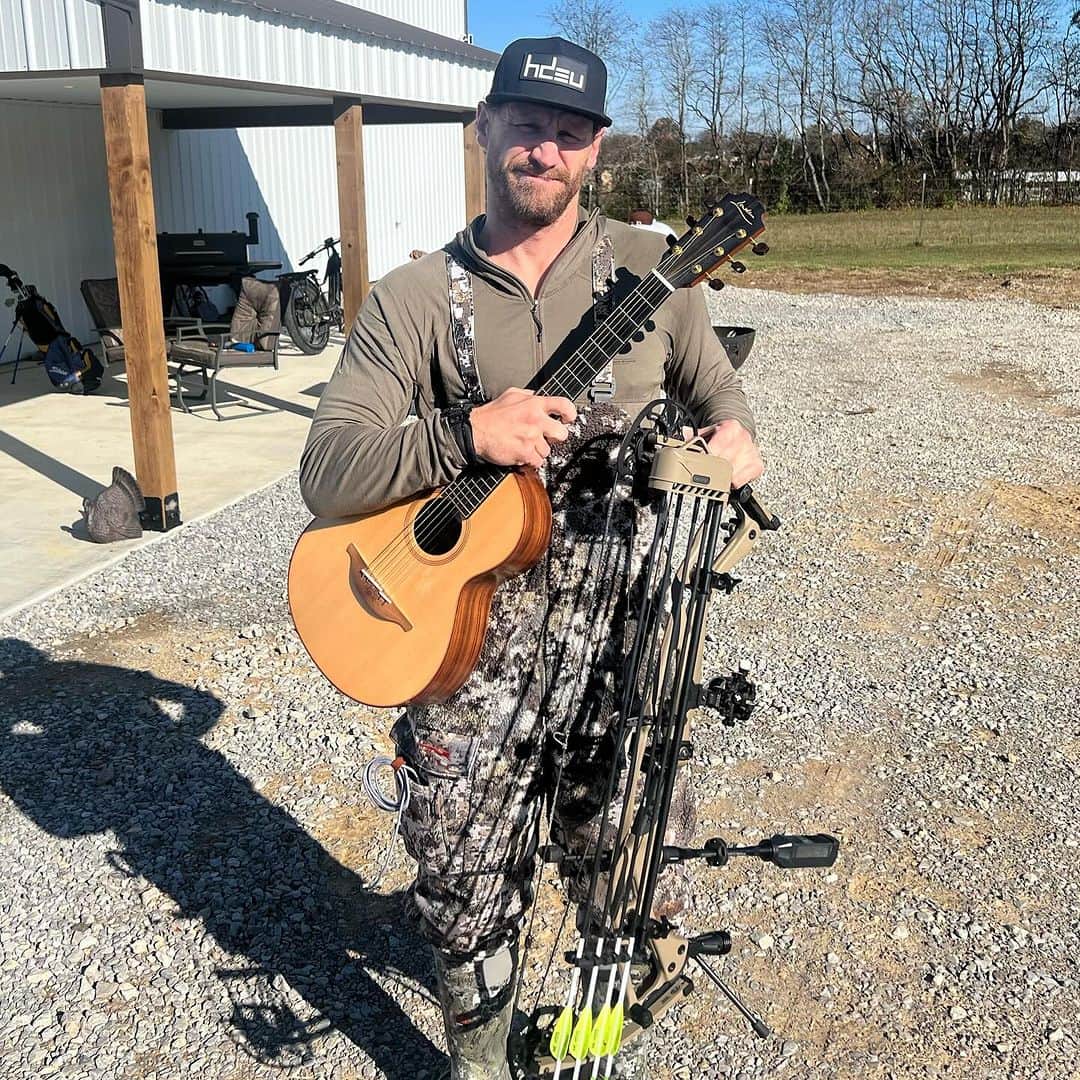 チェイス・ライスのインスタグラム：「At this point I'm really not sure which ones my job. I'll say this, the bow sure as shit ain't puttin dinner on the table (yes, I'm going to continue to make fun of myself til I put something on the ground)」