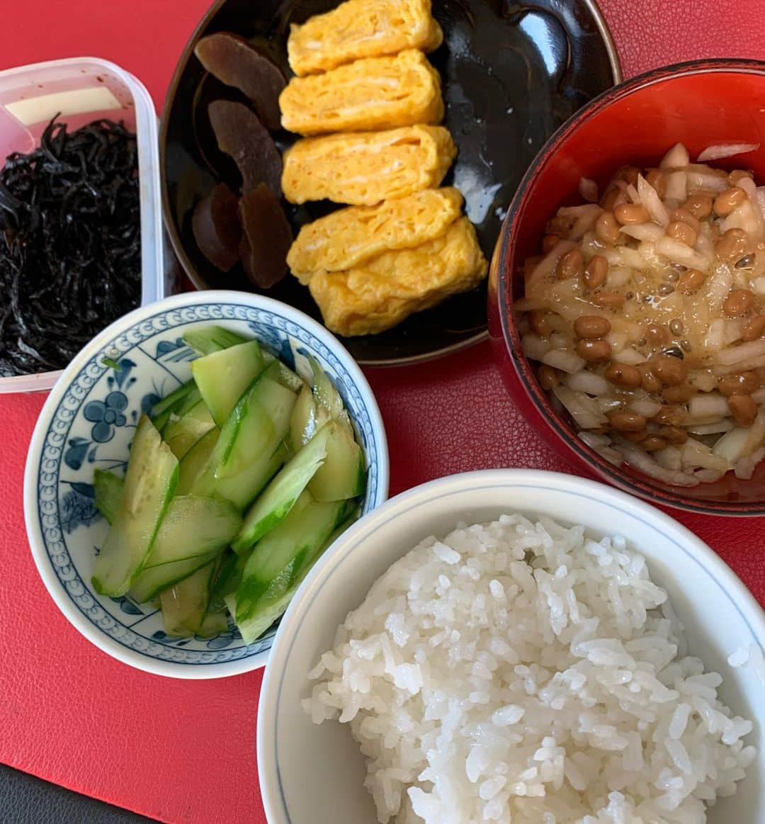 村上ショージのインスタグラム：「おはよう^_^今日の朝メシは昨日の昼ごはんみたいな朝ごはんです♪今日もいい天気ですね。秋を満喫しながら少し頑張ってください^_^私も頑張ってきます♪」