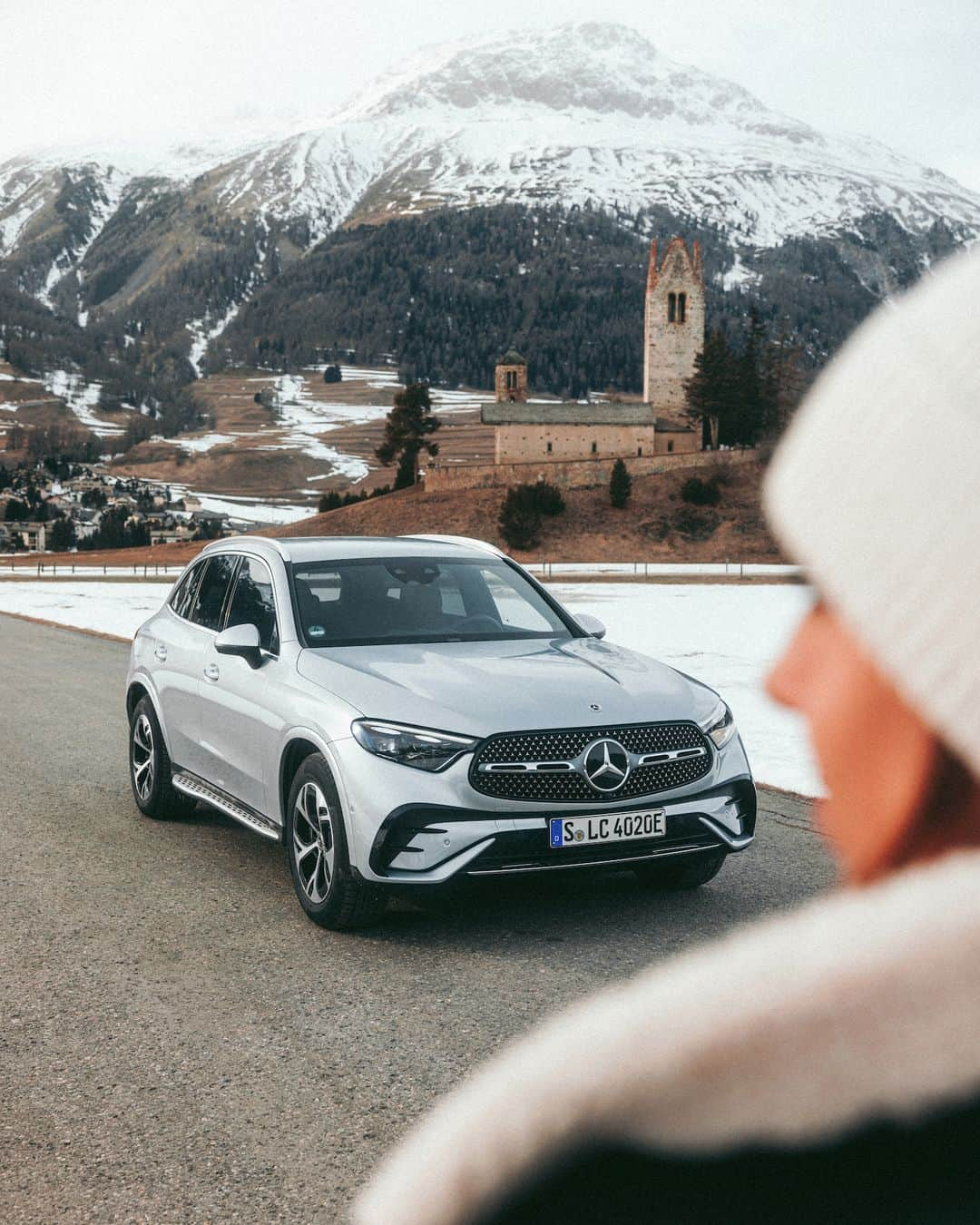 メルセデス・ベンツさんのインスタグラム写真 - (メルセデス・ベンツInstagram)「Let the #GLC be your gateway to unforgettable moments.  📷 @kenozache for #MBcreator   #MercedesBenz   [Mercedes-Benz GLC 400 e 4MATIC | WLTP: Kraftstoffverbrauch kombiniert: 0,6‒0,5 l/100 km | CO₂-Emissionen kombiniert: 14‒11 g/km | Stromverbrauch kombiniert: 22,3‒20,3 kWh/100 km | mb4.me/DAT-Leitfaden-electric]」11月2日 7時55分 - mercedesbenz