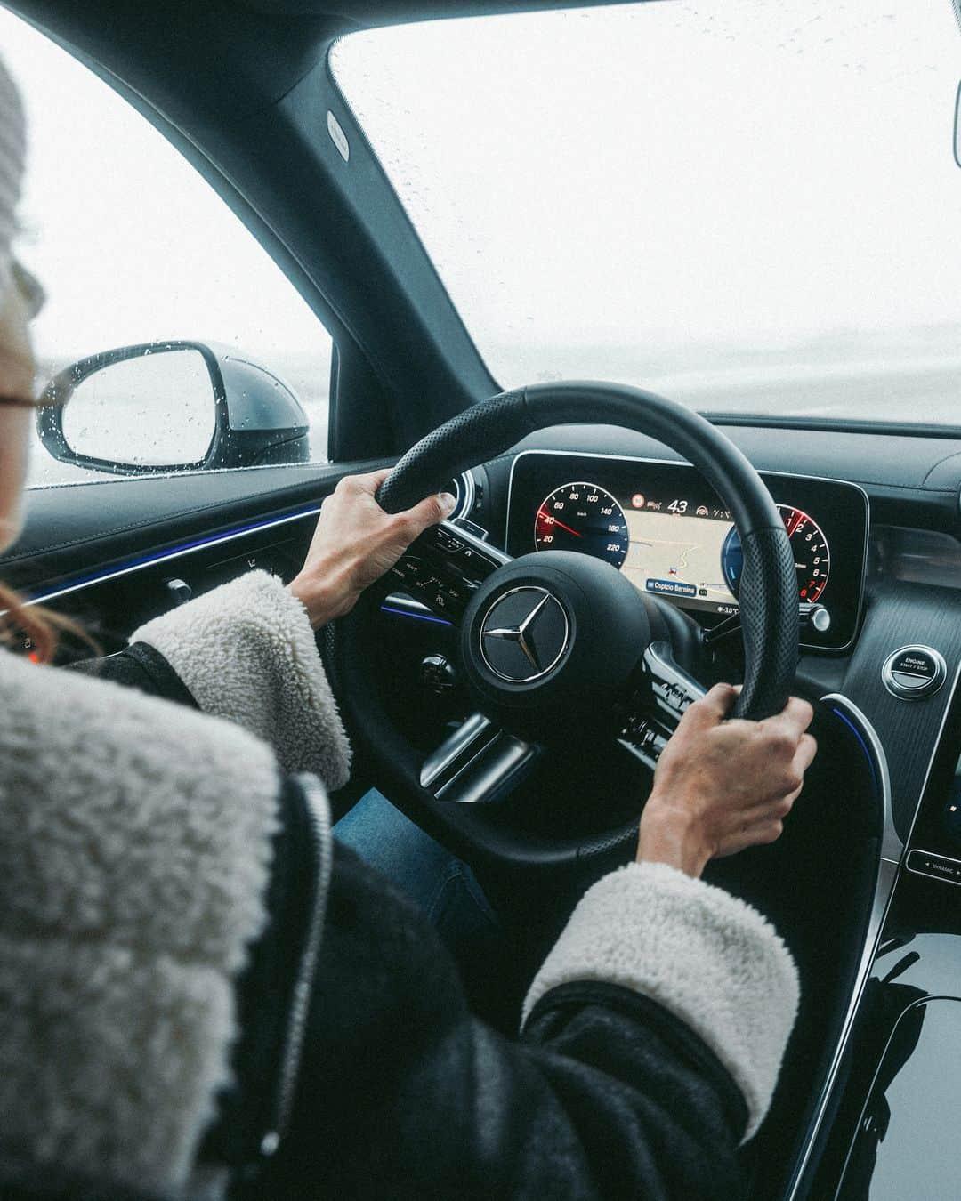 メルセデス・ベンツさんのインスタグラム写真 - (メルセデス・ベンツInstagram)「Let the #GLC be your gateway to unforgettable moments.  📷 @kenozache for #MBcreator   #MercedesBenz   [Mercedes-Benz GLC 400 e 4MATIC | WLTP: Kraftstoffverbrauch kombiniert: 0,6‒0,5 l/100 km | CO₂-Emissionen kombiniert: 14‒11 g/km | Stromverbrauch kombiniert: 22,3‒20,3 kWh/100 km | mb4.me/DAT-Leitfaden-electric]」11月2日 7時55分 - mercedesbenz