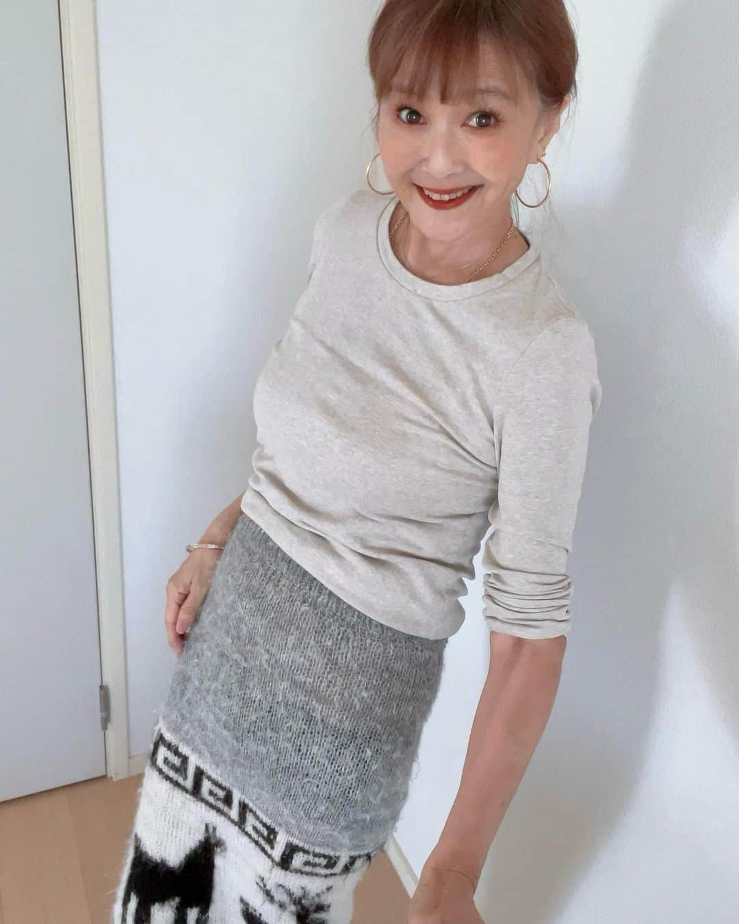 のインスタグラム：「季節を身にまとおう。訪れる変化を受け入れて楽しもう。  #cowichan #cowichansweater  #cowichanskirt #cowchanknit  #knitskirt  # fashion # fashionstyle# fashionphoto」