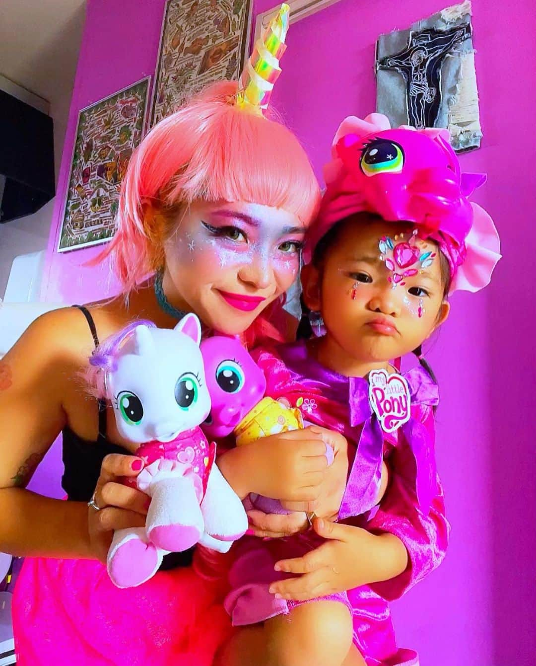 miniさんのインスタグラム写真 - (miniInstagram)「Happy Halloween🌈🦄⛅️💘✨ my little pony🦄💖  草間弥生schoolのHalloweenでやった次の日、また同じのやるのやだなぁ🥺と思って、家にあったもので朝即席でやったユニコーン🦄🌈💖  昔着てたワンピ引っ張り出してきて、トイレットペーパーの芯で急いでマステでツノ作って、ウィッグかぶって、キラキラメイクしたらそれっぽくなった👍🏾✨🦄🦄💖  アリエルは毎日持ち歩いてるmy little pony babyになれて大喜び💖  草間弥生誰だかわかんないもんね😅🤣喜んでくれてよかった✨🤣  #happyhalloween #halloween #mylittlepony #mylittleponycosplay #mylittleponycostume #unicorn #unicorncostume #unicorncosplay #mamaanddaughter #pink #pinkcosplay #vintagekids #ハロウィン #親子ハロウィン #3歳 #キッズハロウィン #こどもハロウィン #ユニコーン #ユニコーンコスプレ #ユニコーンコスチューム #マイリトルポニー #マイリトルポニーコスプレ #ピンク」11月2日 8時02分 - mini.stagram