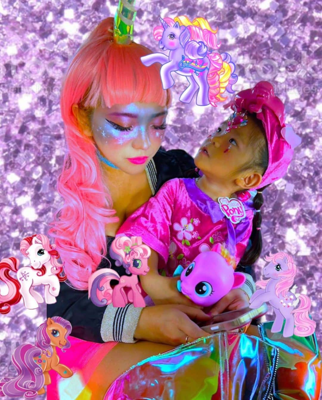 miniさんのインスタグラム写真 - (miniInstagram)「Happy Halloween🌈🦄⛅️💘✨ my little pony🦄💖  草間弥生schoolのHalloweenでやった次の日、また同じのやるのやだなぁ🥺と思って、家にあったもので朝即席でやったユニコーン🦄🌈💖  昔着てたワンピ引っ張り出してきて、トイレットペーパーの芯で急いでマステでツノ作って、ウィッグかぶって、キラキラメイクしたらそれっぽくなった👍🏾✨🦄🦄💖  アリエルは毎日持ち歩いてるmy little pony babyになれて大喜び💖  草間弥生誰だかわかんないもんね😅🤣喜んでくれてよかった✨🤣  #happyhalloween #halloween #mylittlepony #mylittleponycosplay #mylittleponycostume #unicorn #unicorncostume #unicorncosplay #mamaanddaughter #pink #pinkcosplay #vintagekids #ハロウィン #親子ハロウィン #3歳 #キッズハロウィン #こどもハロウィン #ユニコーン #ユニコーンコスプレ #ユニコーンコスチューム #マイリトルポニー #マイリトルポニーコスプレ #ピンク」11月2日 8時02分 - mini.stagram