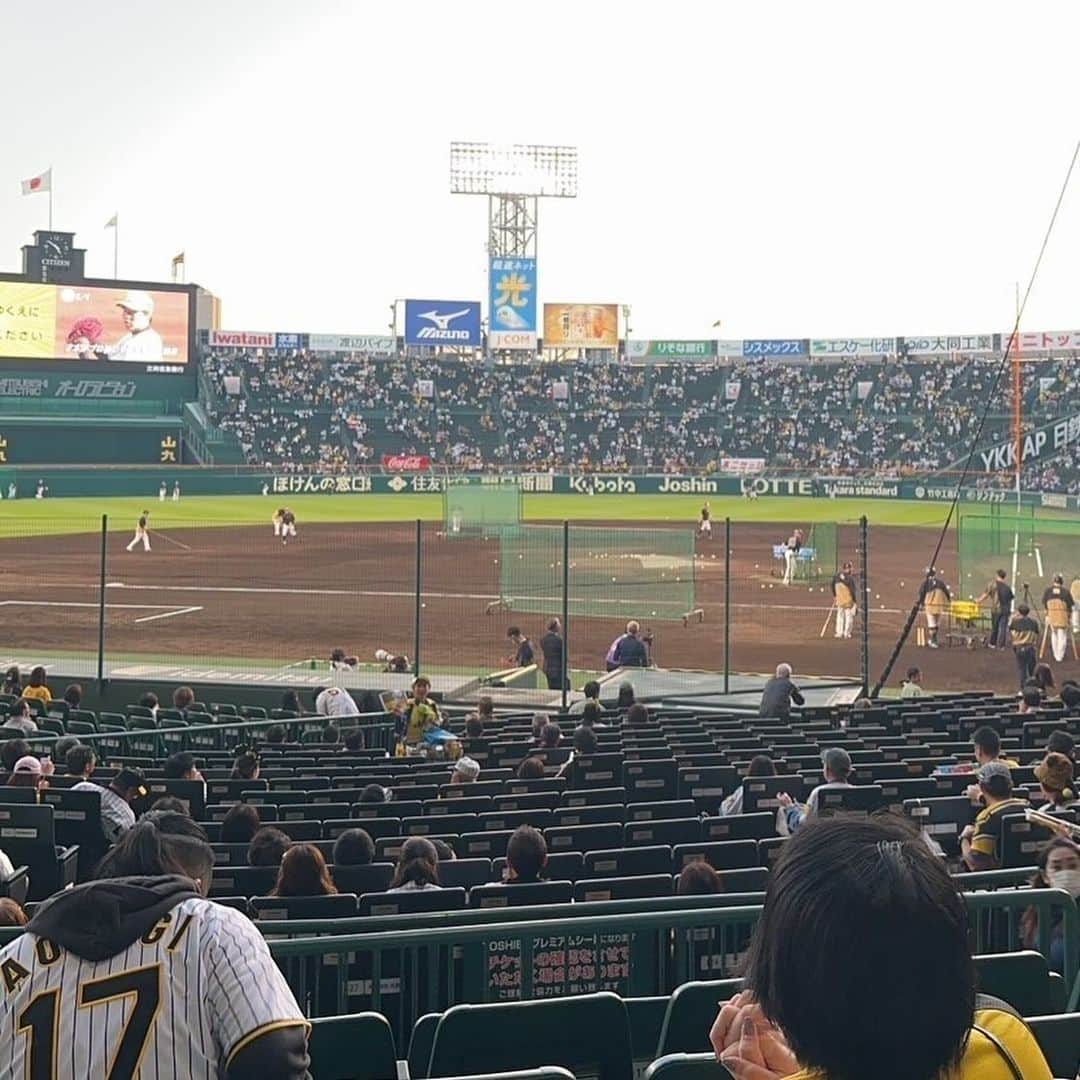 モモコさんのインスタグラム写真 - (モモコInstagram)「さぁ❗️ 日本シリーズ❗️ 甲子園にやってきました⚾️ 同点で出たんだけど、最後までいたらよかったー💦 オリックス大好きな後輩芸人のチキチキジョニーの石原と盛り上がりました😆  今日配信のYouTube『モモコ新聞』は、娘の21歳の誕生日会の様子をお届けします🎂 今回は親友家族とのラ•ルッチョラさん💓パパ、娘、コニタンの4人でのあーぼんさんの2本立てです💓  #ハイヒールモモコ #👠 #👠🍑 #CHANEL #シャネラー #グルメ #アメブロ  #YouTube #モモコ新聞 #娘 #長女 #誕生日会 #21歳 #ハッピーバースデー #HAPPYBIRTHDAY #日本シリーズ #関西対決 #阪神VSオリックス #甲子園 #チキチキジョニー」11月2日 8時03分 - highheel_momoko