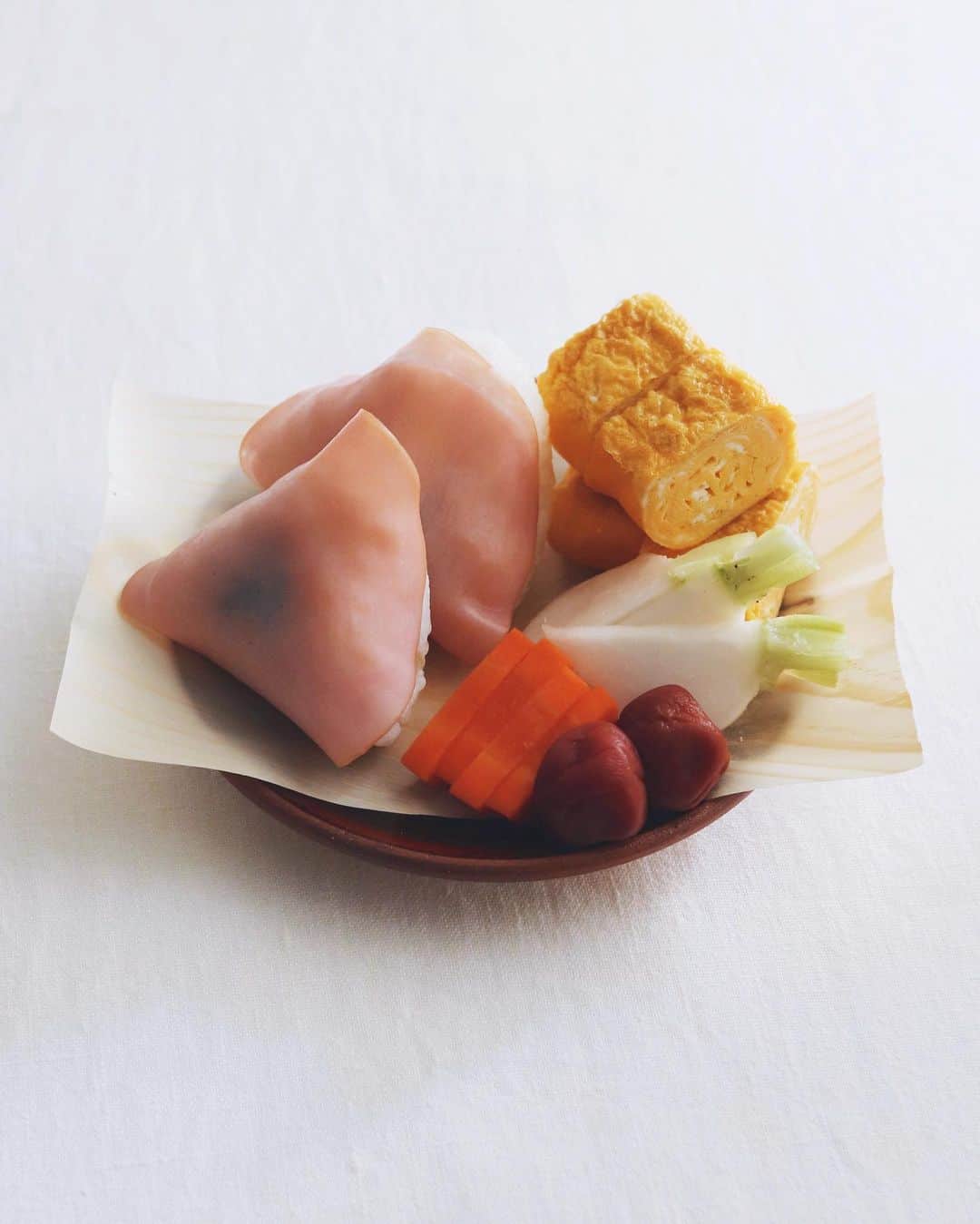 のインスタグラム：「Today's breakfast 🍙  今朝はハムおにぎりで 具は昆布を詰めてます。 海苔を切らしたんです。 けっこうイケてました🤗  あと、卵焼き、梅干し、 カブと人参のぬか漬け、 味噌汁はほうれん草と お豆腐が入ってますー。  . #ハムおにぎり #おにぎり #onigiri #hamonigiri #onigiriaction」