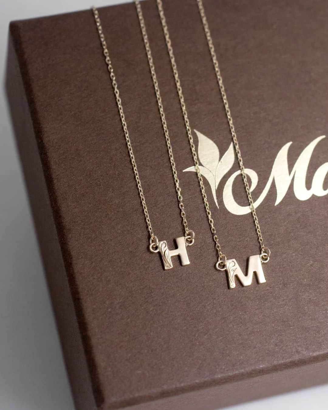 Maxi Hawaiian Jewelryのインスタグラム：「小さなイニシャルに特別な想いや言葉を込めて。毎日お使いいただける、嬉しいサイズ感のパーソナルジュエリーです。  「自分の名前のイニシャル」はもちろん 「家族の名前」 「恋人、親友の名前」 「大切なペットの名前」 「自分の好きな言葉の頭文字」など、  ご自身へのご褒美としてはもちろん、 大切な方への贈り物にもおすすめです。  #maxi #maxihawaiianjewelry #hawaiianjewelry #hawaiianheirloom #hawaii #hawaiian #aloha #present #gift  #marriagering #マキシ #マキシハワイアンジュエリー#ハワイアンジュエリー #ハワイ #ハワイアン #アロハ #プレゼント #ギフト #お守りジュエリー #ペアネックレス #necklace #ネックレス #ペンダント」