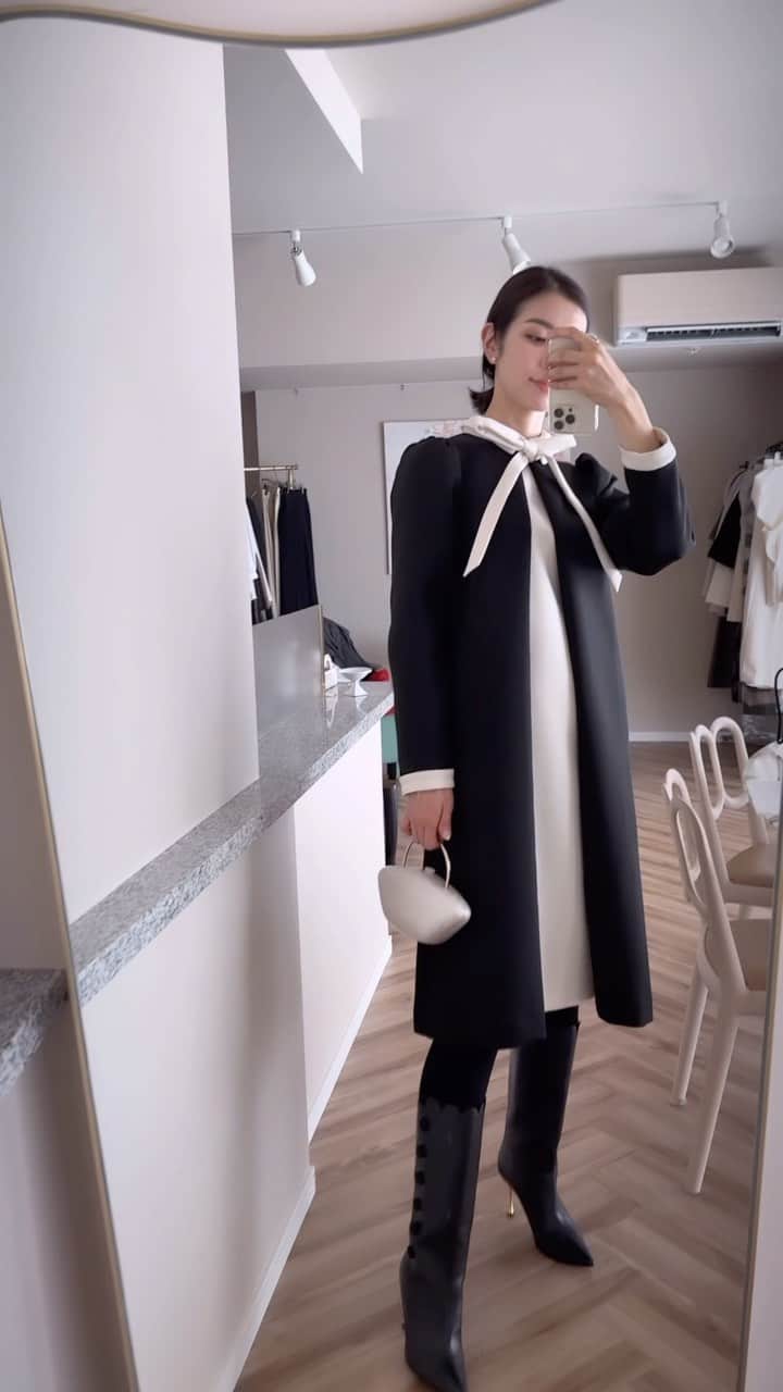 川人未帆のインスタグラム：「・ 金曜日発売のボウタイワンピ💕ちなみに即納です🙌 甘くなりがちなボウタイワンピをほんのりモードに着られるようにしたく、形や素材にこだわりました🤍 特殊加工で膨らみを出した上質なダブルクロスの生地。 ハリがありつつも軽くてソフトな生地感がきれいなAラインをキープしてくれます。落ち間のある素材だと甘くなってしまうので、ハリっとふわっと。 なのに手洗いできちゃう👌 かなりこだわったのはサイドから見た時の後ろが張り出すようなシルエットを作り見事な三角ラインを出してくれます！(私はツリーシルエットと呼んでいる🌲流行らんか😅) フロント、バックにタックをいれています。 丈は膝が隠れるくらいの丈ですが、動かなくても動いた時も、ふわっとする形が膝下をほっそり見せてくれます✨  ボウタイも細めにすると少しマニッシュ。 身頃と同じハリのある生地を使ったので、ピンっとはねるような形に。身頃同様、ボウタイは太く落ち感があればあるほどフェミニンになるので、今回はマニッシュ仕上げ✔︎  ボウタイをとってもかわいい。自分で襟の中心にブローチつけたりしても可愛いなぁーと思っています✨ 配色も可愛いけどホワイトの同色感もたまらず。  オケージョンにもばっちり対応できますよ👍 秋冬春、と着用シーズンも長め。  金曜日22:00〜発売、連休明けから順次発送です🙌」
