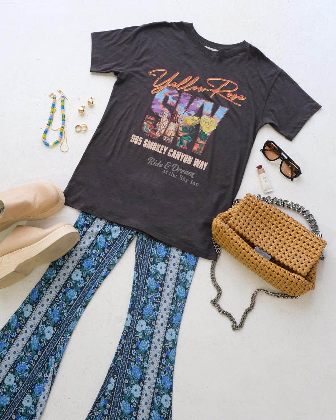 SPELLのインスタグラム：「Our favourite duo ~ an oversized graphic tee + printed bells 🖤 both crafted from preferred fibres 🍃 our tee in organic cotton and bells from modal ✔️✔️」
