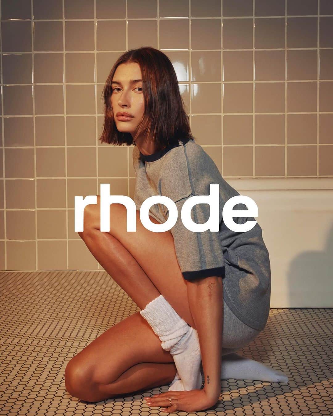 ハイレイ・ロード・ボールドウィンのインスタグラム：「the new @rhode kit is here 🫶🏼 includes all of my everyday essentials. Get yours on rhodeskin.com 🪽」