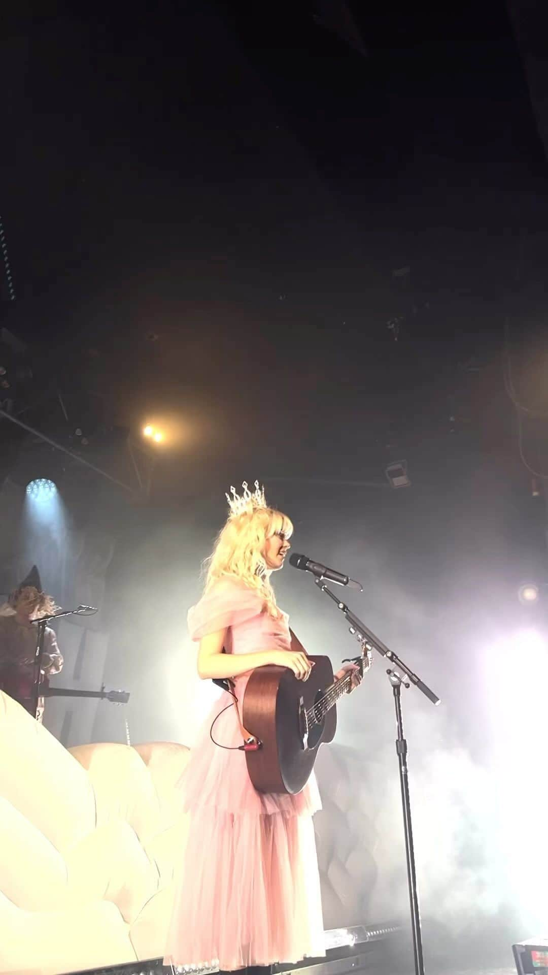 メイジー・ピーターズのインスタグラム：「little camcorder vlog of my greatest halloween party ever 😚 thank u for dressing up and singing along, can’t believe we only have one show left of tgw tour this year :’) lots to process :’)」