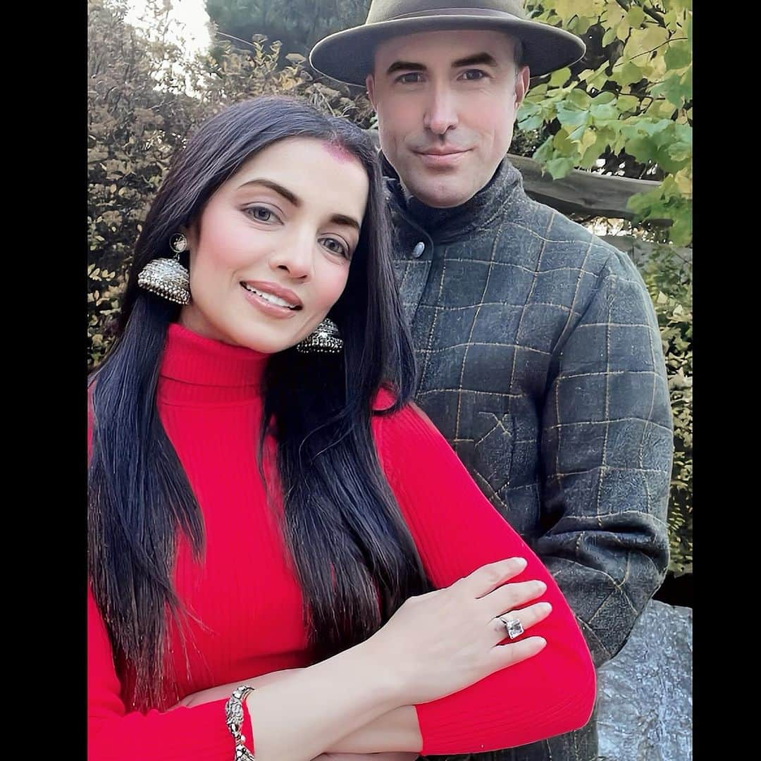 セリーナ・ジェイトリーのインスタグラム：「In 5 degrees freezing autumn #austrian temperatures our #karwachauth was a sweet fusion of Indo European charm for @haag.peter & Peter Pyaari.  As an Indian woman married to an Austrian man I can definitely say one thing for sure… Marriages are made in heaven ( so is thunder and lightning 😋) and it is up to us then to work upon them. Love is not just looking at each other, it’s looking in the same direction. Here’s wishing all couples irrespective of their gender and orientation a very happy Karwachauth. Wishing you all love , good health and togetherness…  Love always Peter & Peter Pyaari.   वीरा कुड़िए करवड़ा, सर्व सुहागन करवड़ा, ए कटी न अटेरीं न, खुंब चरखड़ा फेरीं ना, ग्वांड पैर पाईं ना, सुई च धागा फेरीं ना, रुठड़ा मनाईं ना, सुतड़ा जगाईं ना, बहन प्यारी वीरां, चंद चढ़े ते पानी पीना, लै वीरां कुडि़ए करवड़ा, लै सर्व सुहागिन करवड़ा।  #celinajaitley #celinajaitly #festivalsofindia #internationalcouple #mixedcouple #bollywood #missindia #missuniverso 🪬🧿🪬」