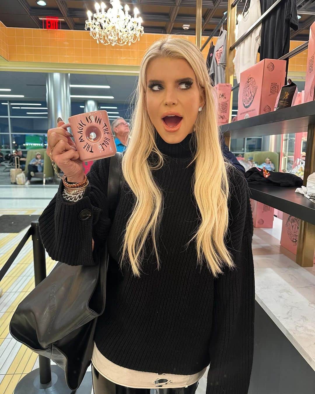ジェシカ・シンプソンのインスタグラム：「The Magic Is In The Hole 🍩」