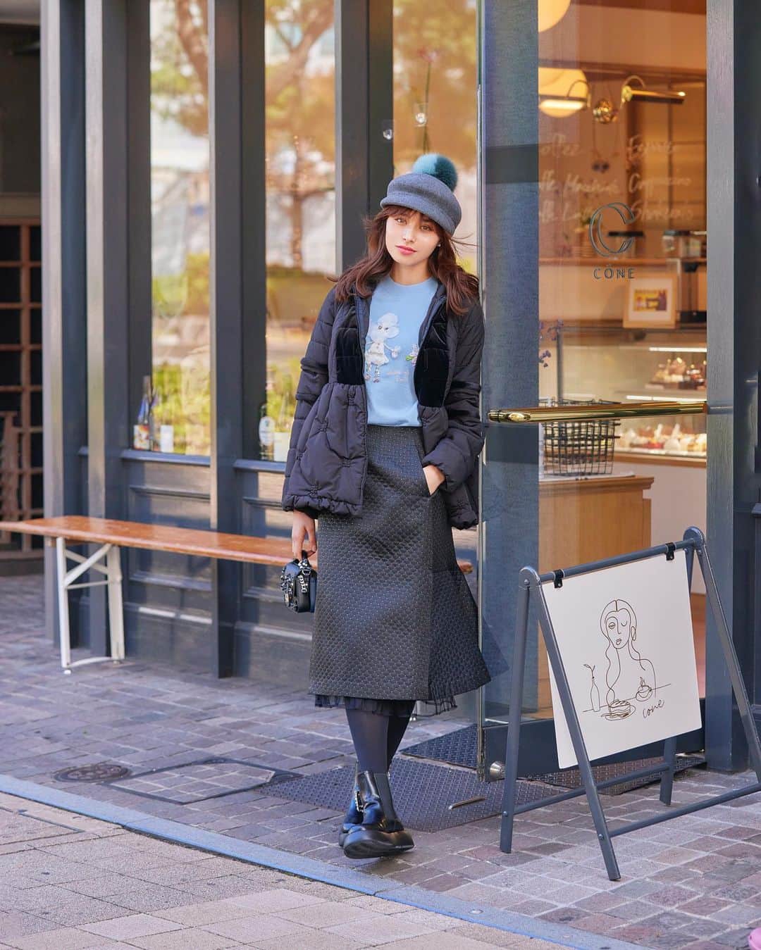 のインスタグラム：「［ New Item ］  スリットのあしらいが、こなれ感漂うマーメイドスカート。  歩くたびに揺れ動く美しいフレアラインや、上品な丈感が気品漂うフェミニンスタイルを演出。  計算された切り替えラインがウエスト周りをすっきりと魅せ、メリハリのあるシルエットがスタイルアップを叶えてくれます。  裾のオーガンジーフリルが程良い抜け感を演出し、軽やかな印象をプラス。  優美さをより一層引き立ててくれるブラックと、まとうだけで心躍るミックスツイードのピンク、神戸オンリーショップ・LIMITED SHOP限定で特別なマルチカラーをご用意しました。  ✔︎ スリットマーメイドスカート  【Color】  Black , Pink  【Size】  0 , 1  Online Shop : 11/2(木) 18:00 Release SHOP : In Store Now  #chesty #チェスティ」