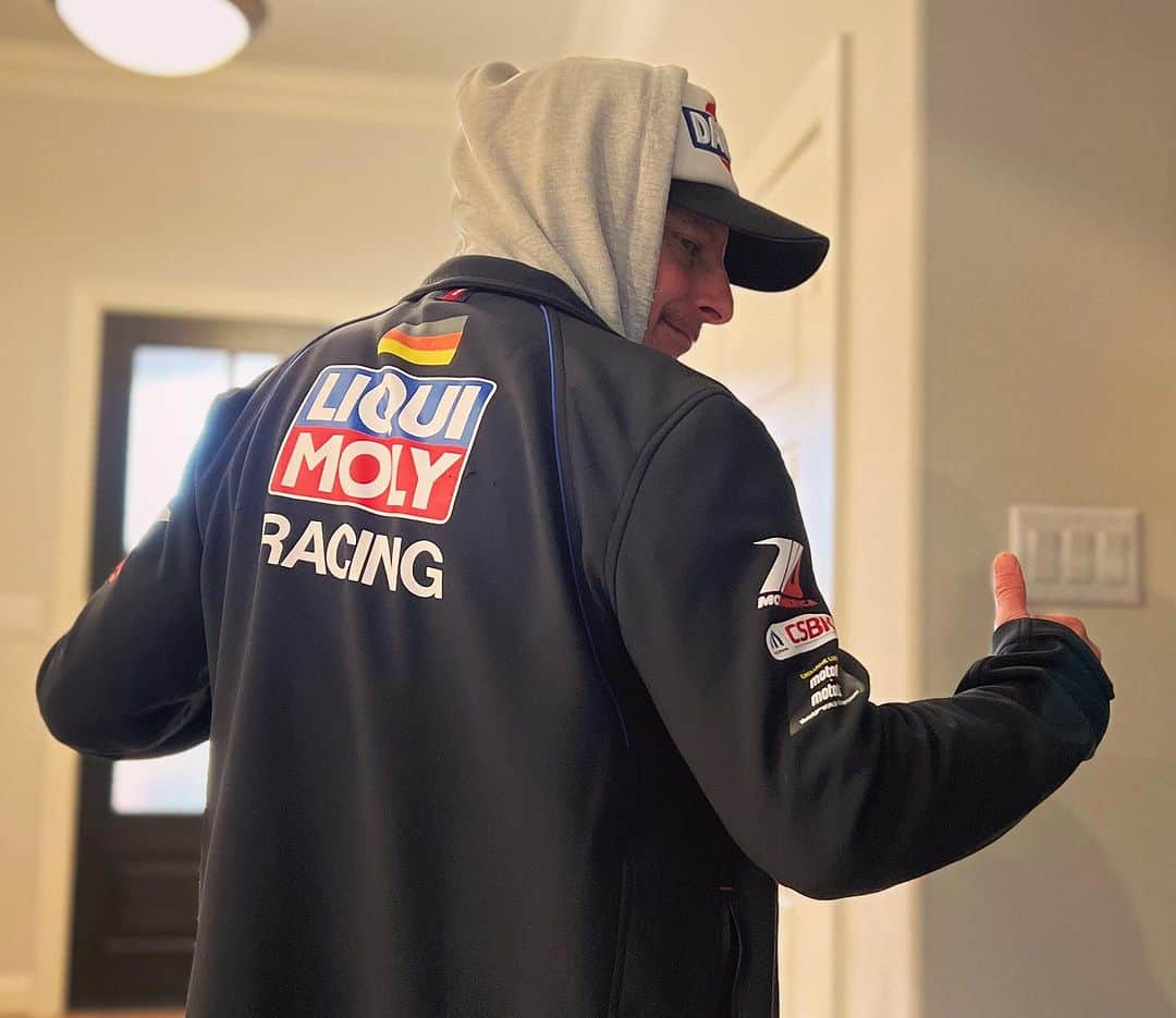 スティーブのインスタグラム：「My favorite jacket happens to also be my favorite oil for all my cars @liquimoly #リキモリ#liquimoly 寒なったので気に入りのジャンパーbyリキモリオイル❣️」