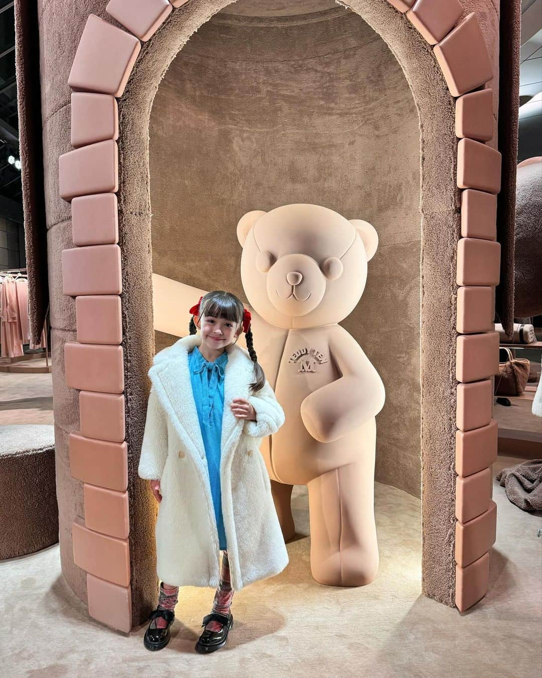 アレン明亜莉クレアさんのインスタグラム写真 - (アレン明亜莉クレアInstagram)「🤍🧸🤍  【MaxMara「TEDDY10」10周年記念イベント】  六本木ヒルズアリーナで行われたMaxMaraのイベントに参加しました〜☺️  かわいいホワイトのモコモコのテディベアコートを着用🧸  クマのコットンキャンディやかわいいクマのクレーンゲーム、スケートリンクもありますよ！！  大屋根プラザで開催されるポップアップストアは11月15日までです🧸🎵  @maxmara   #MaxMaraTeddyTen #MaxMara #maxmara #maxmarateddyten #pr #2年生 #ハーフモデル #モデル #テディベアコート」11月2日 8時33分 - mary.2015c