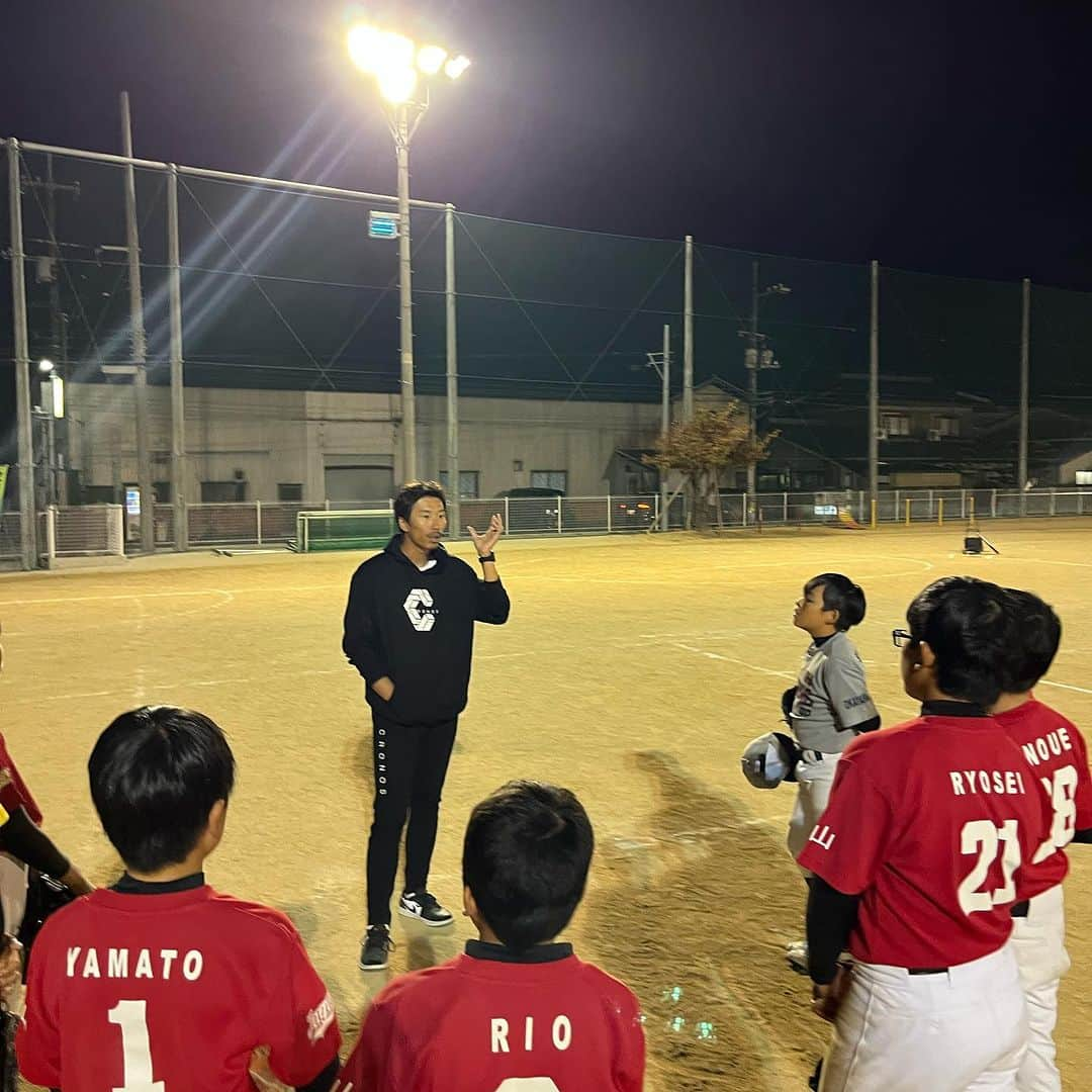 上田剛史さんのインスタグラム写真 - (上田剛史Instagram)「今日は西阿知ジャガーズで野球教室⚾️  ありがとうございます😊  皆様、野球教室のご依頼お待ちしております🙇‍♂️  #上田剛史 #岡山 #少年野球 #野球教室 #西阿知ジャガーズ」11月2日 19時30分 - tsuyoshi50